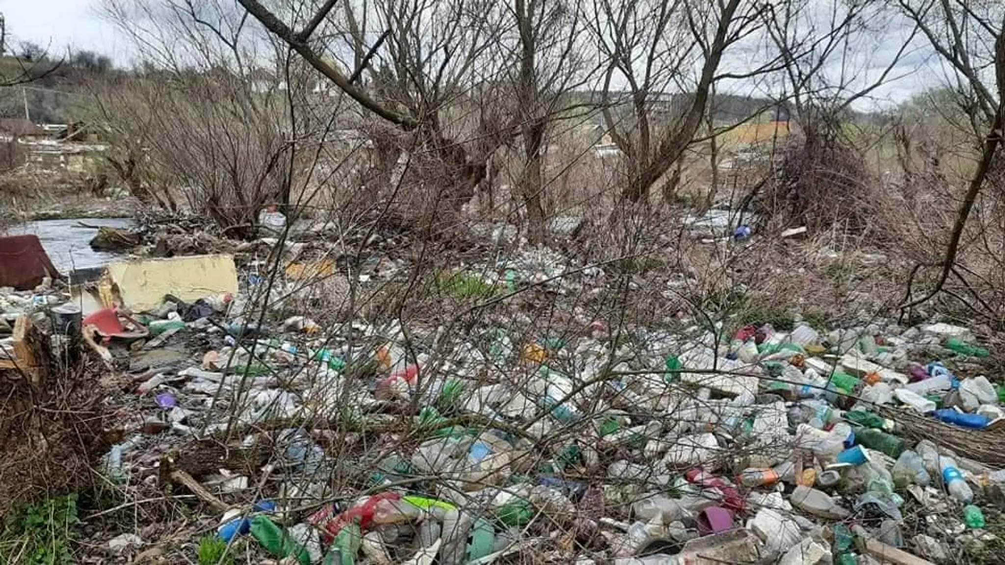 Čierna skládka v obci Jasov