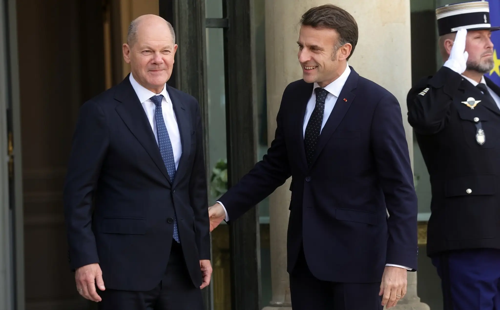 Francúzsky prezident Emmanuel Macron a nemecký kancelár Olaf Scholz pred začiatkom bezpečnostného summitu v Elizejskom paláci.