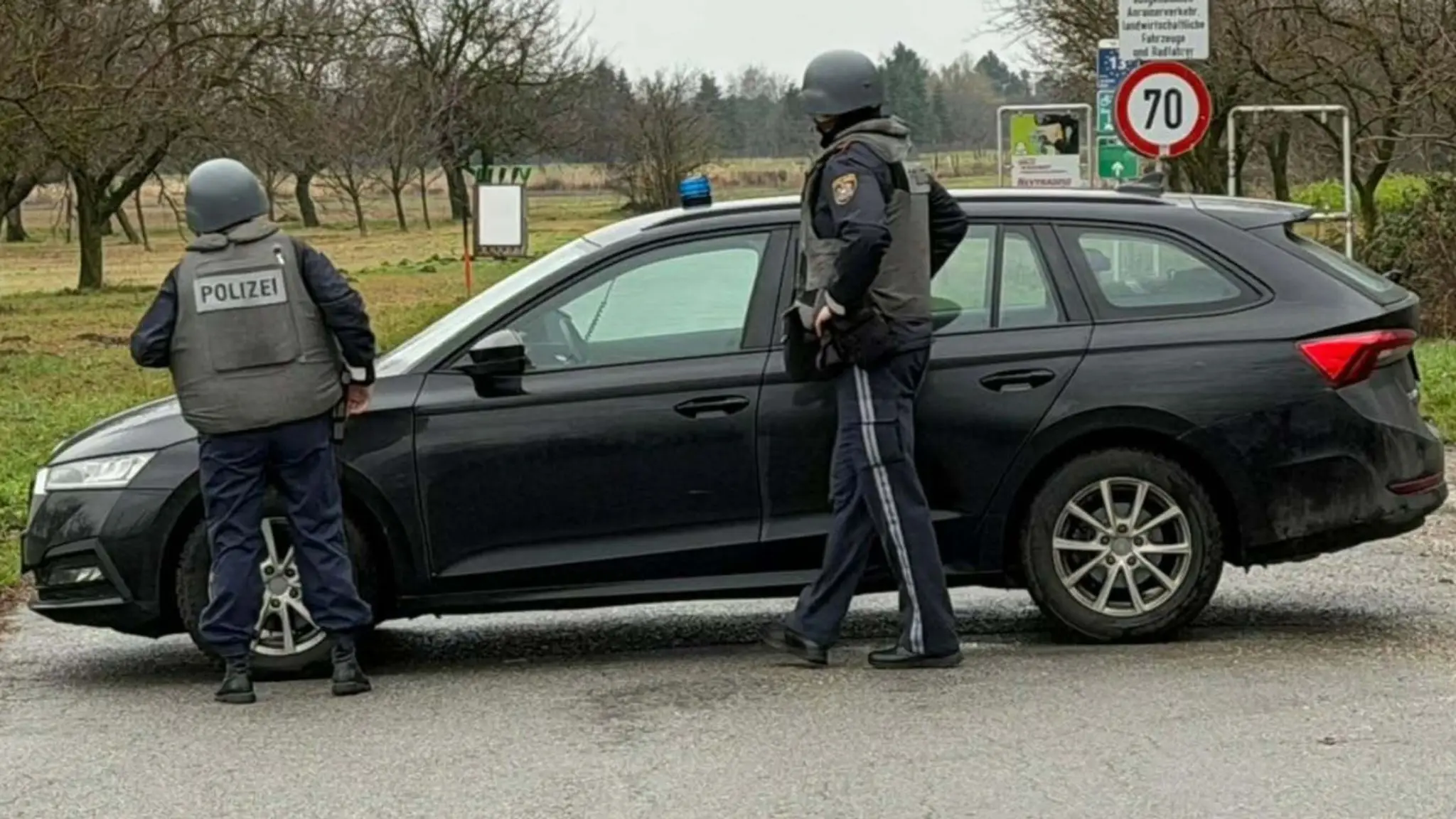 Rakúski policajti na hraniciach