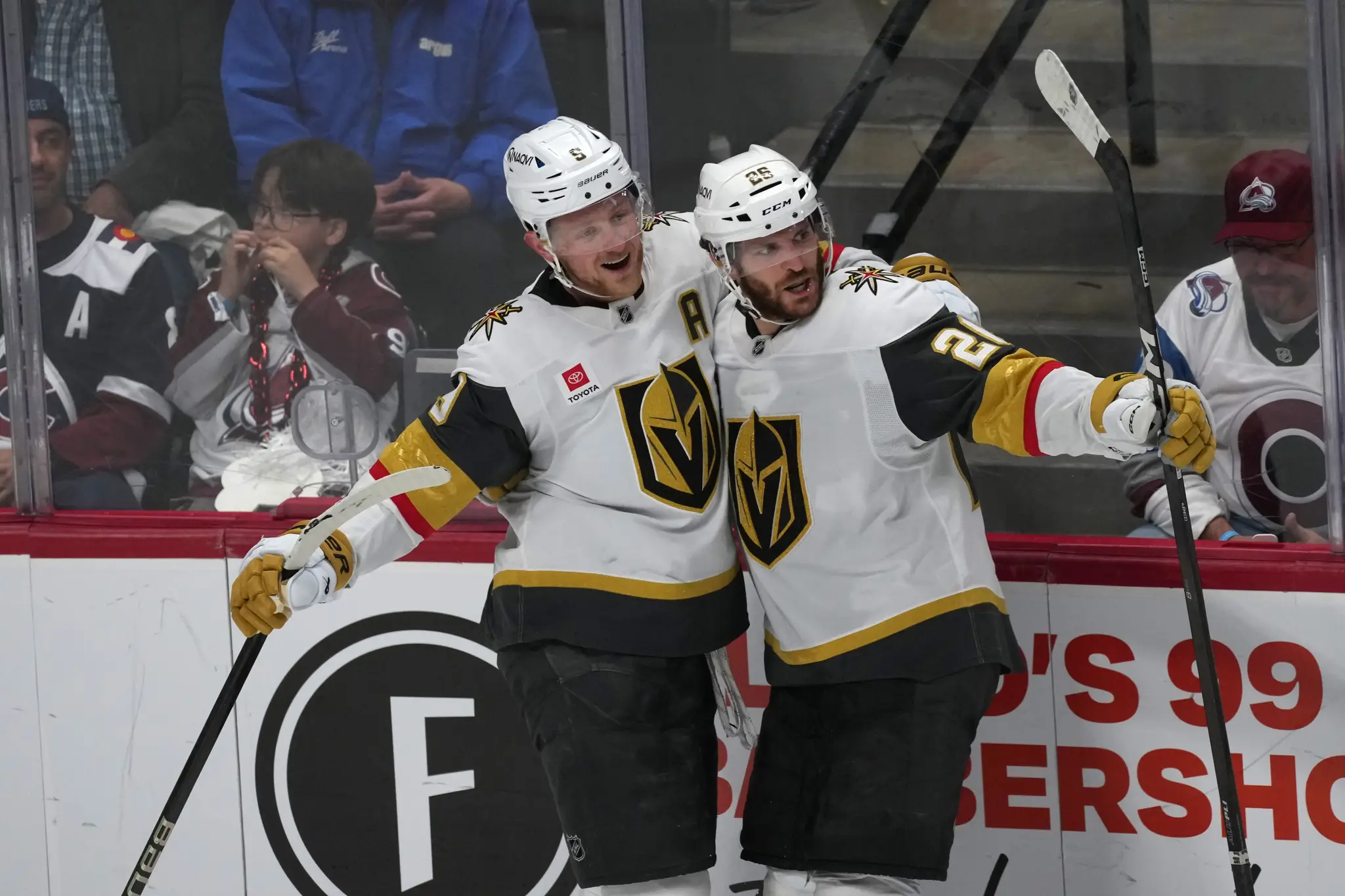 Hokejisti Vegas Golden Knights oslavujú gól.