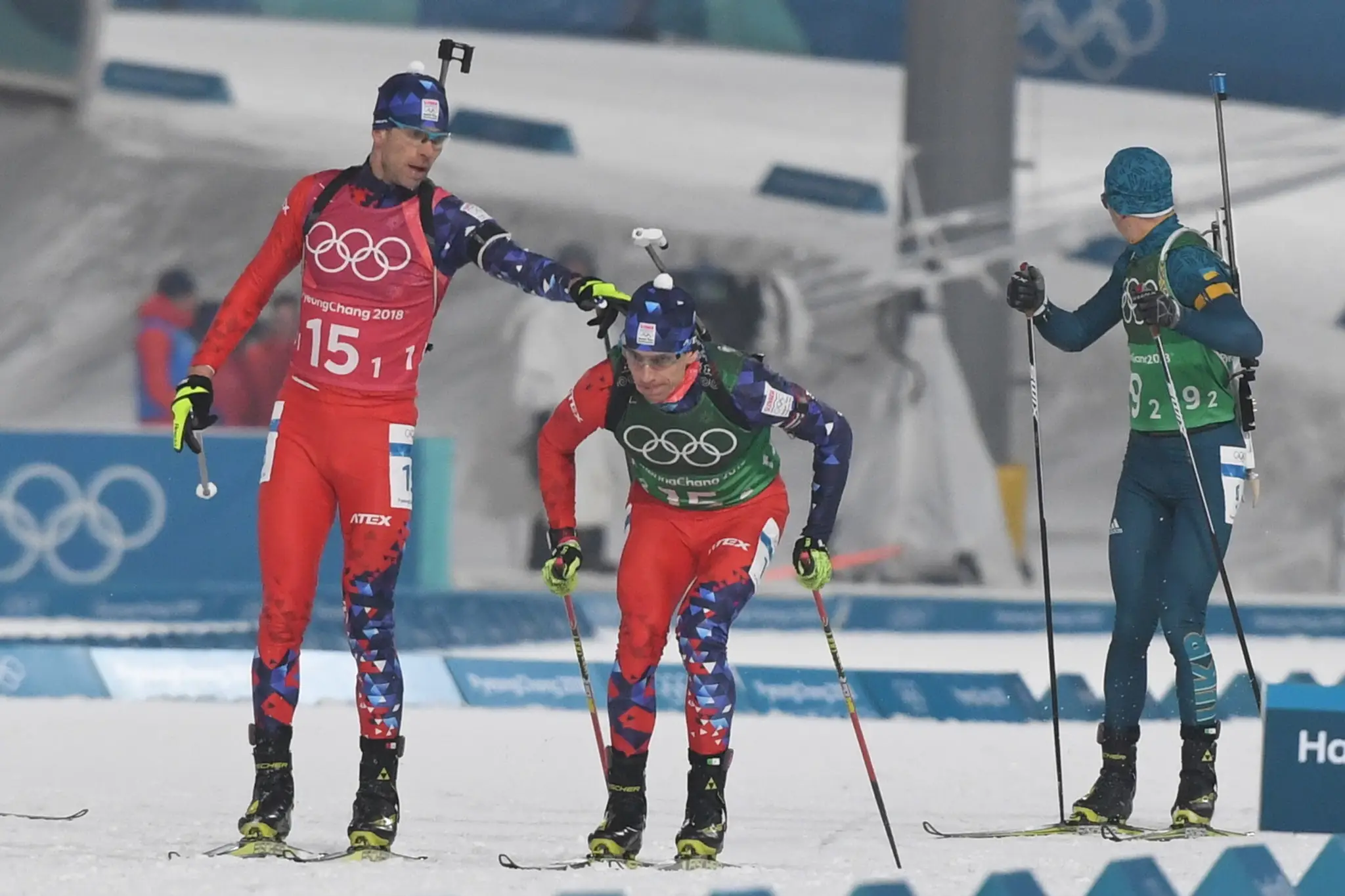 Na snímke slovenský biatlonista Tomáš Hasilla (vpravo) preberá štafetu od Mateja Kazára.