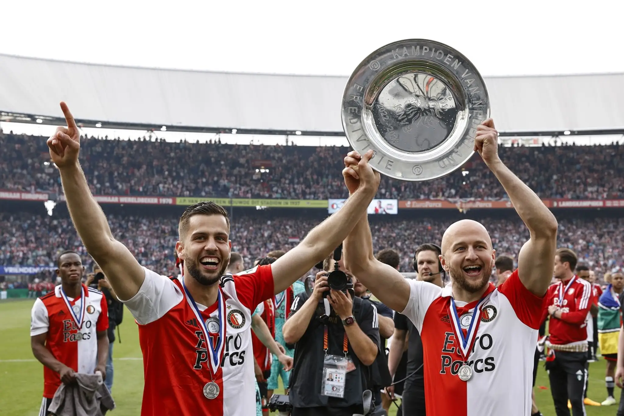 Dávid Hancko (vľavo) oslavuje so spoluhráčom z Feyenoordu holandský titul.