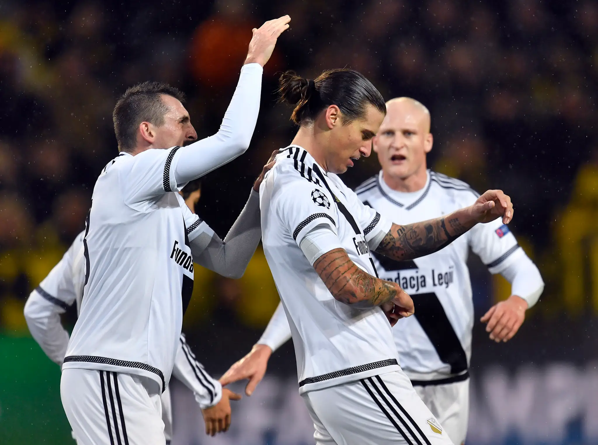Útočník Legie Aleksandar Prijovič sa teší z gólu do siete Borussie Dortmund v dueli LM.