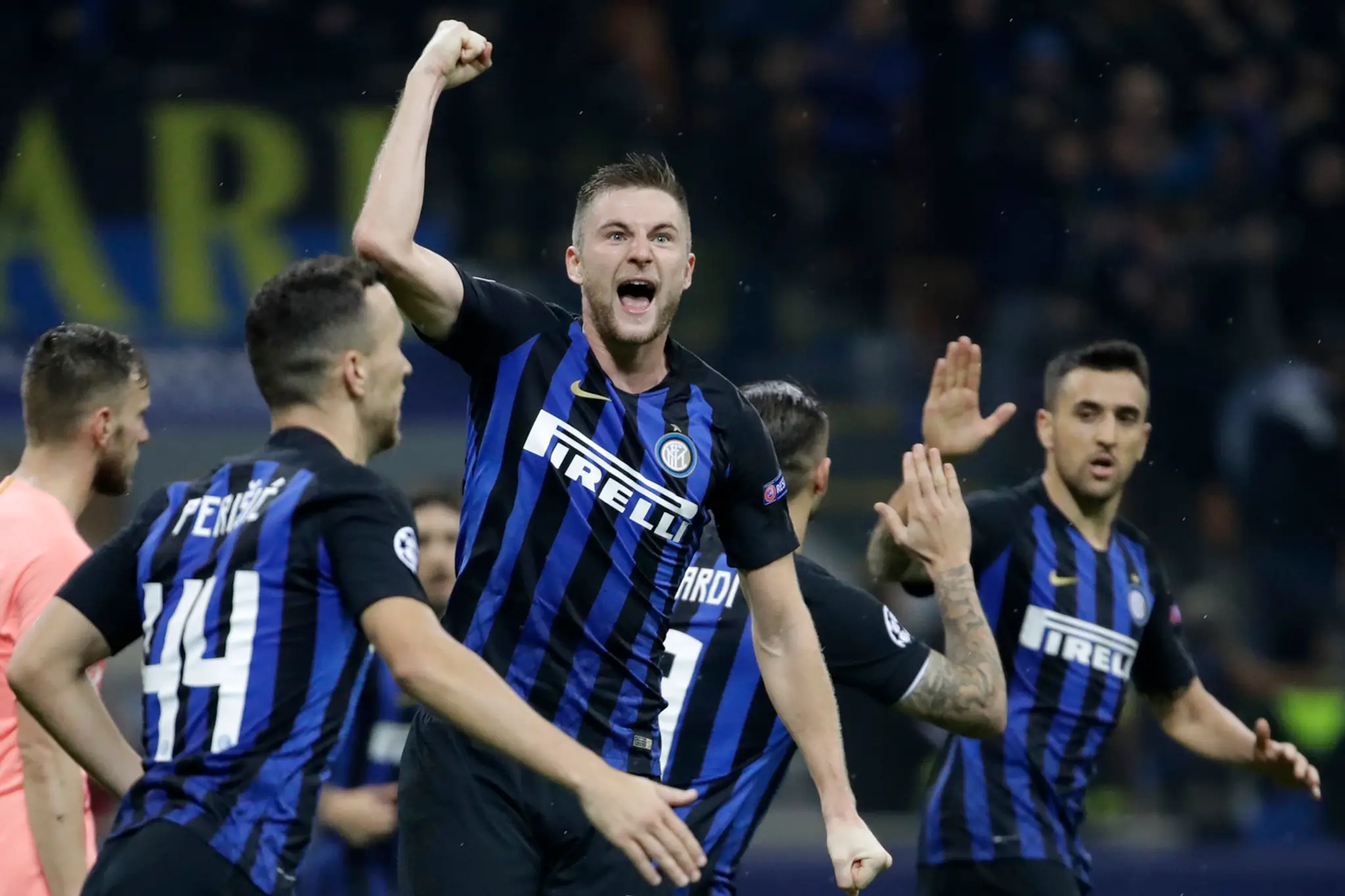 Milan Škriniar (v strede) oslavuje so spoluhráčmi z Interu gól v dueli LM proti Barcelone.