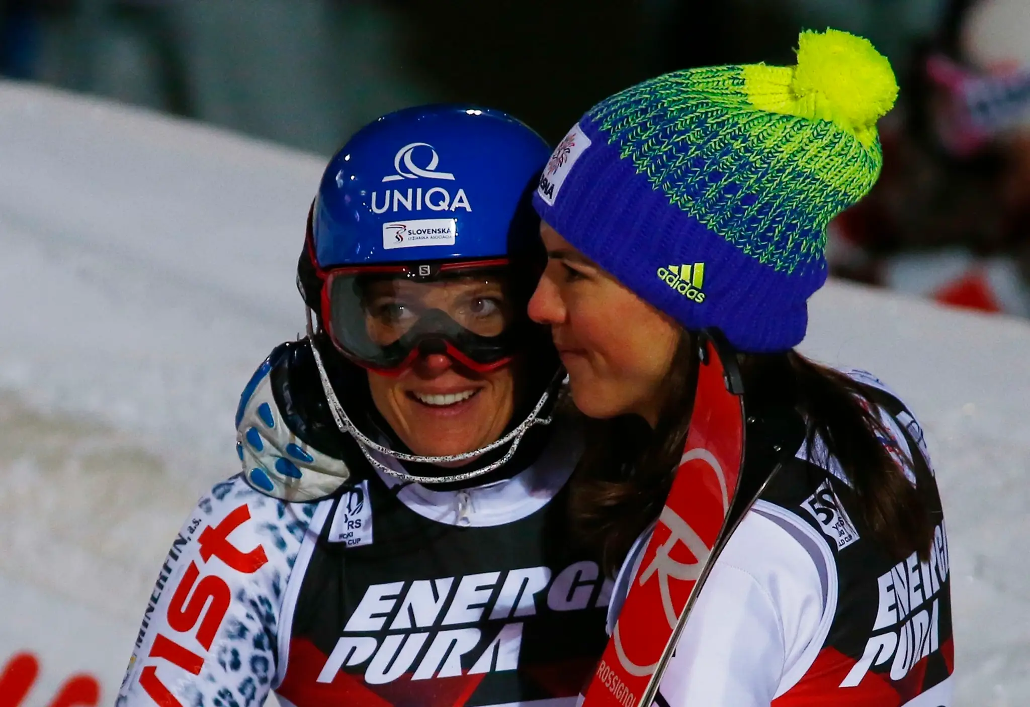 Veronika Velez Zuzulová sa raduje z výhry spolu s Petrou Vlhovou.