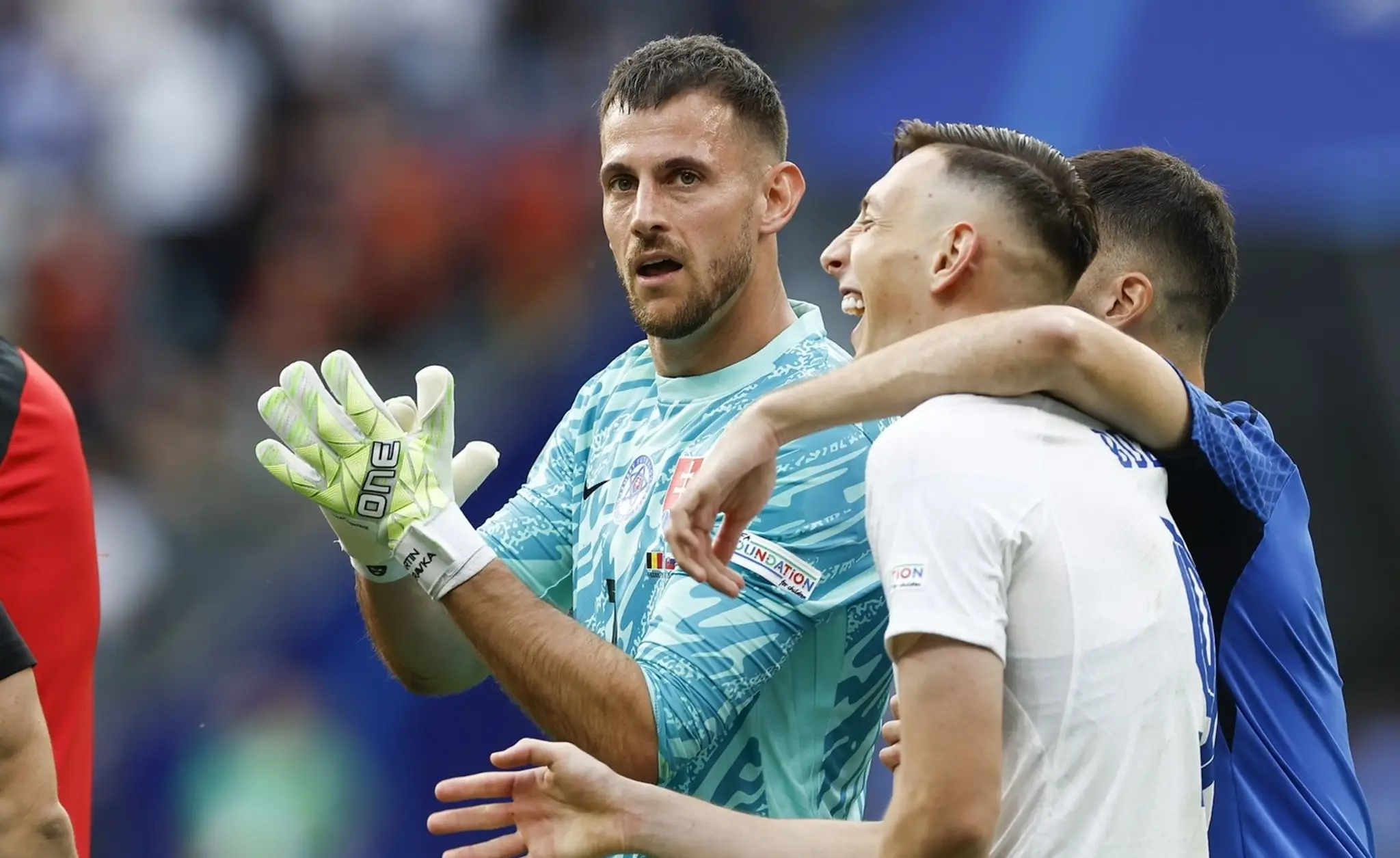 Martin Dúbravka tlieska fanúšikom po víťazstve nad Belgickom.