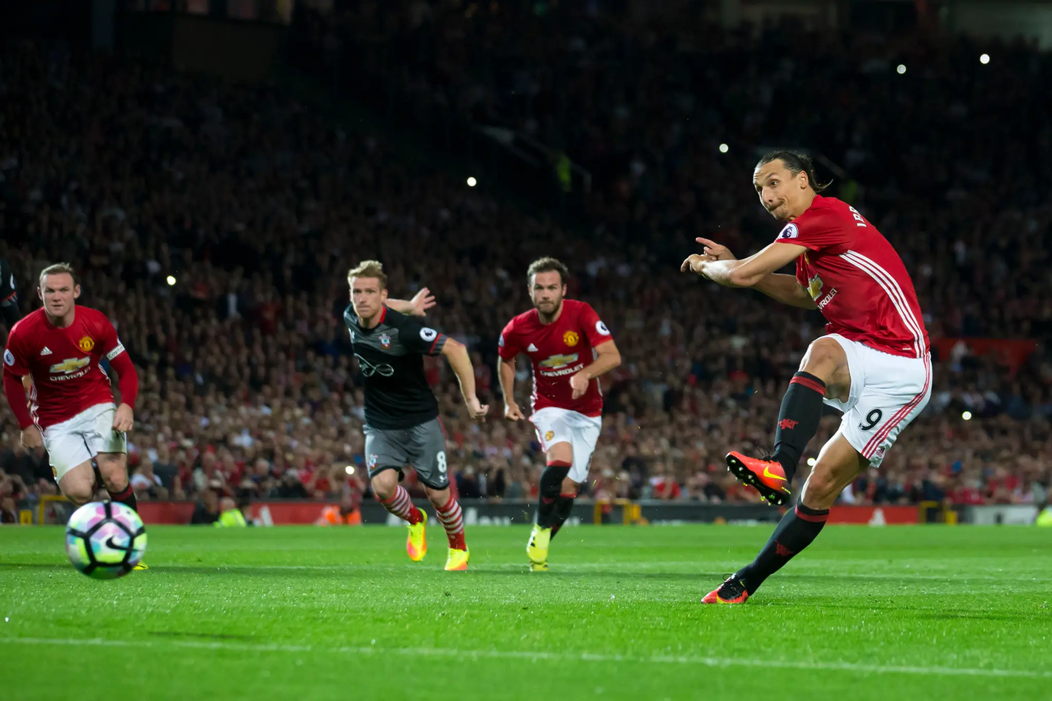 Zlatan Ibrahimovič strieľa gól z pokutového kopu v zápase Manchester United - FC Southamptom.