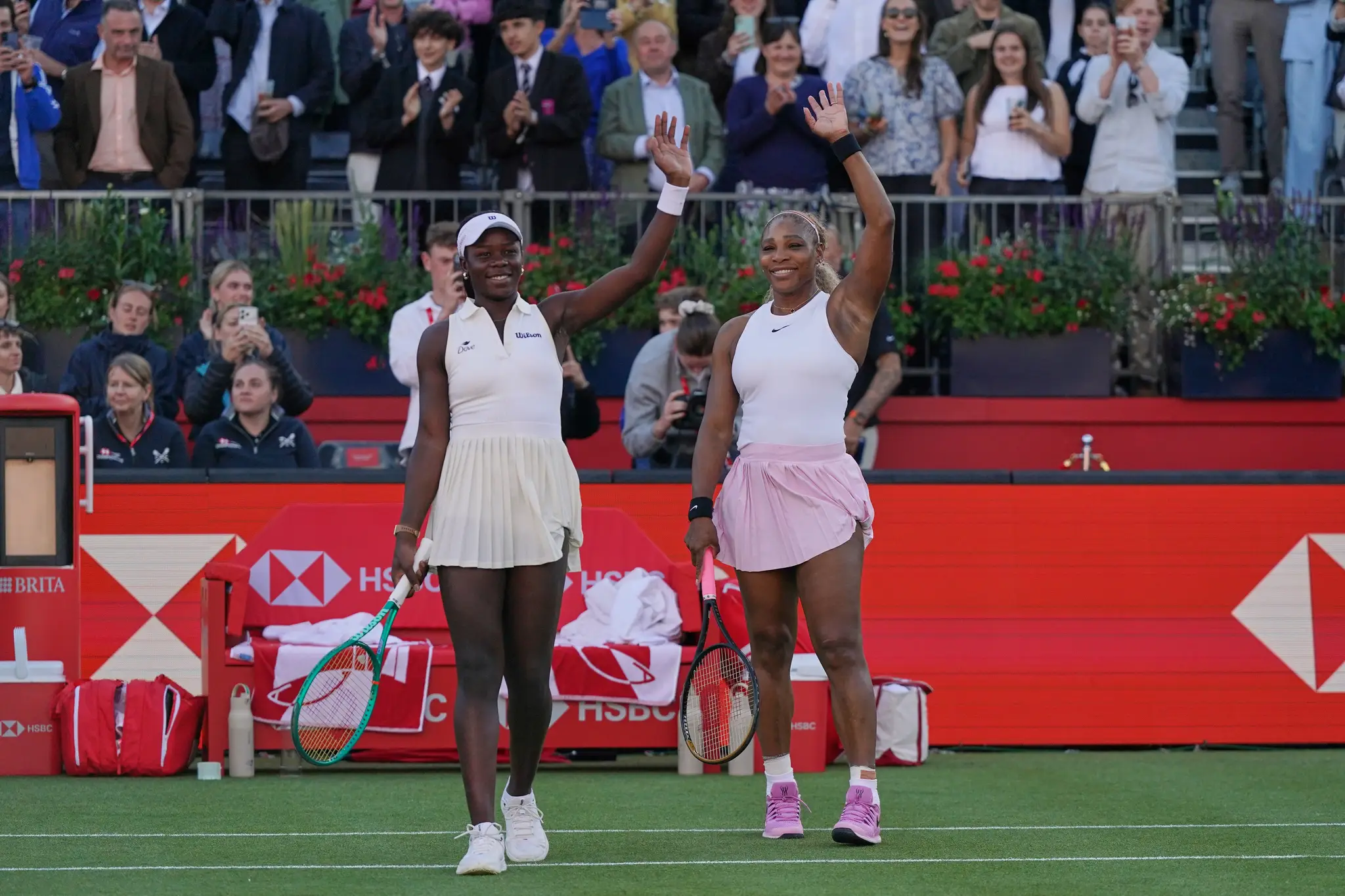 Americko-kanadská dvojica Serena Williamsová (vpravo) a Victoria Mboková sa radujú z výhry