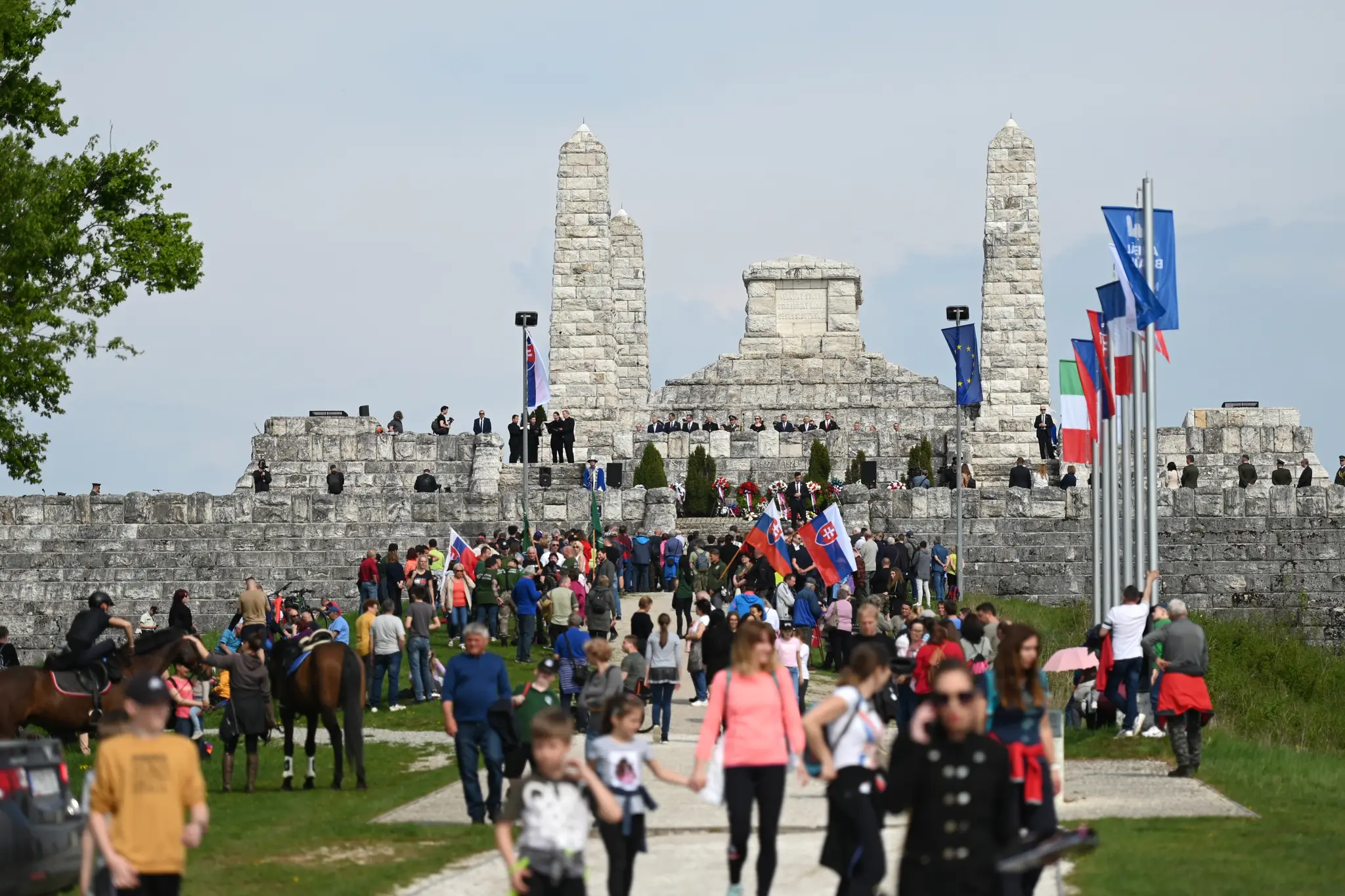 Mohyla M. R. Štefánika počas slávnostného ceremoniálu pri príležitosti 103. výročia úmrtia generála M. R. Štefánika.