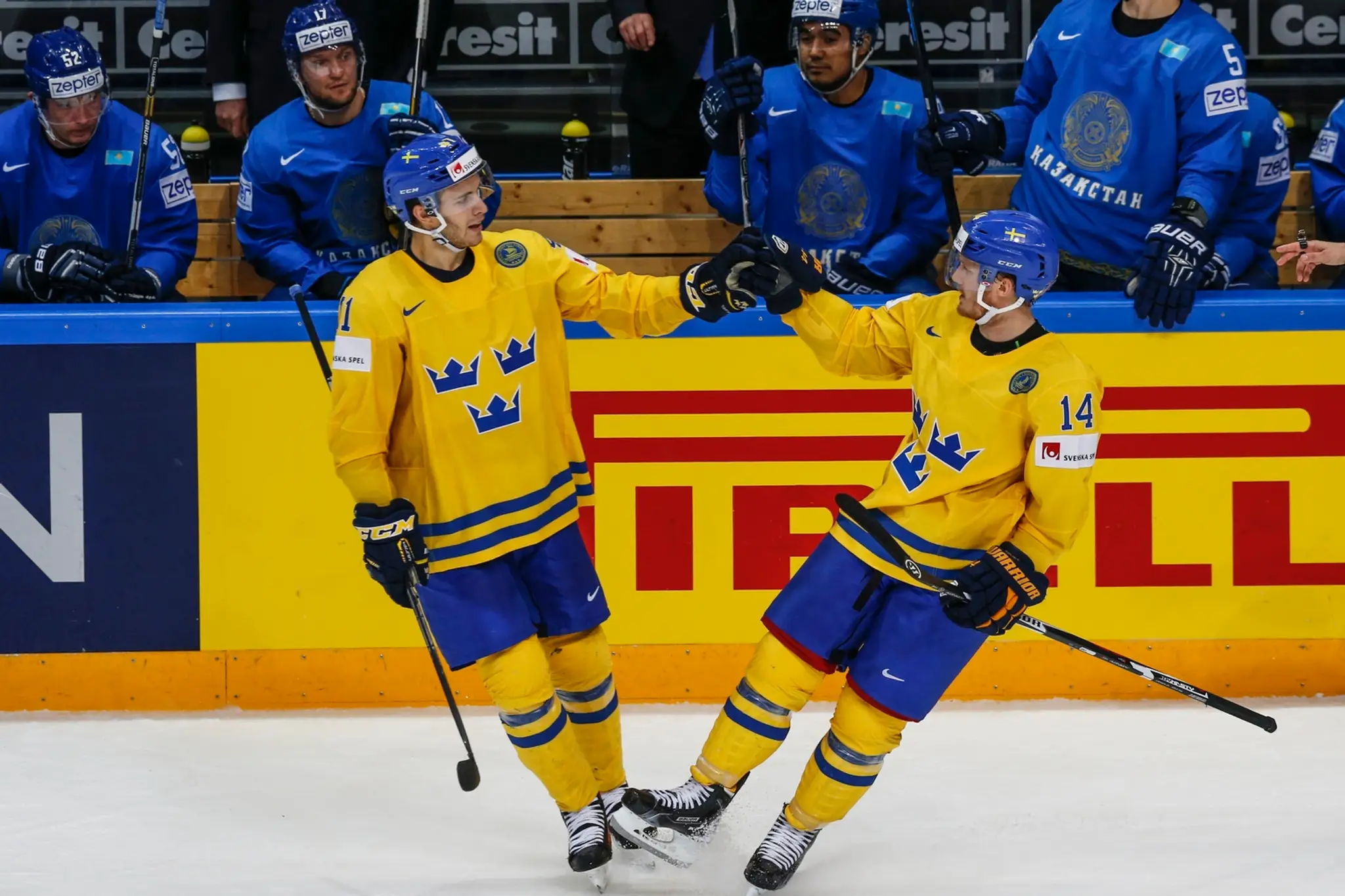 Švédsky hráč Gustav Nyquist (vpravo) sa raduje z gólu so spoluhráčom Alexandrom Wennbergom počas MS v Rusku.