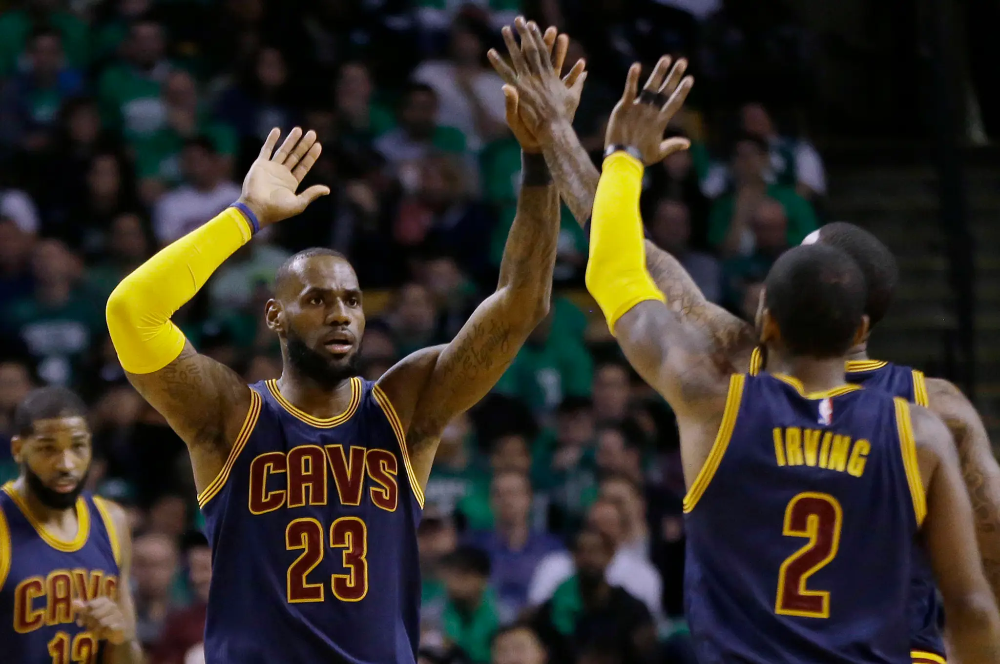 LeBron James (vľavo) z Clevelandu.