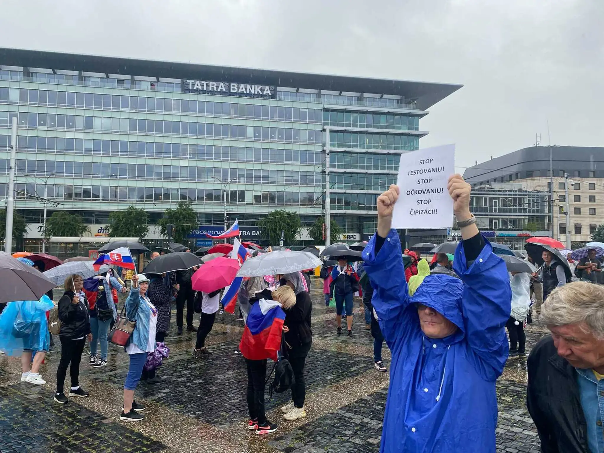 Protest pred Prezidentským palácom.