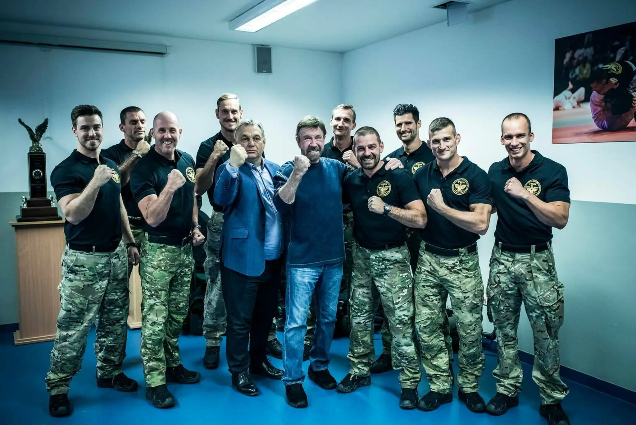 Viktor Orbán s Chuckom Norrisom na tréningu komanda.