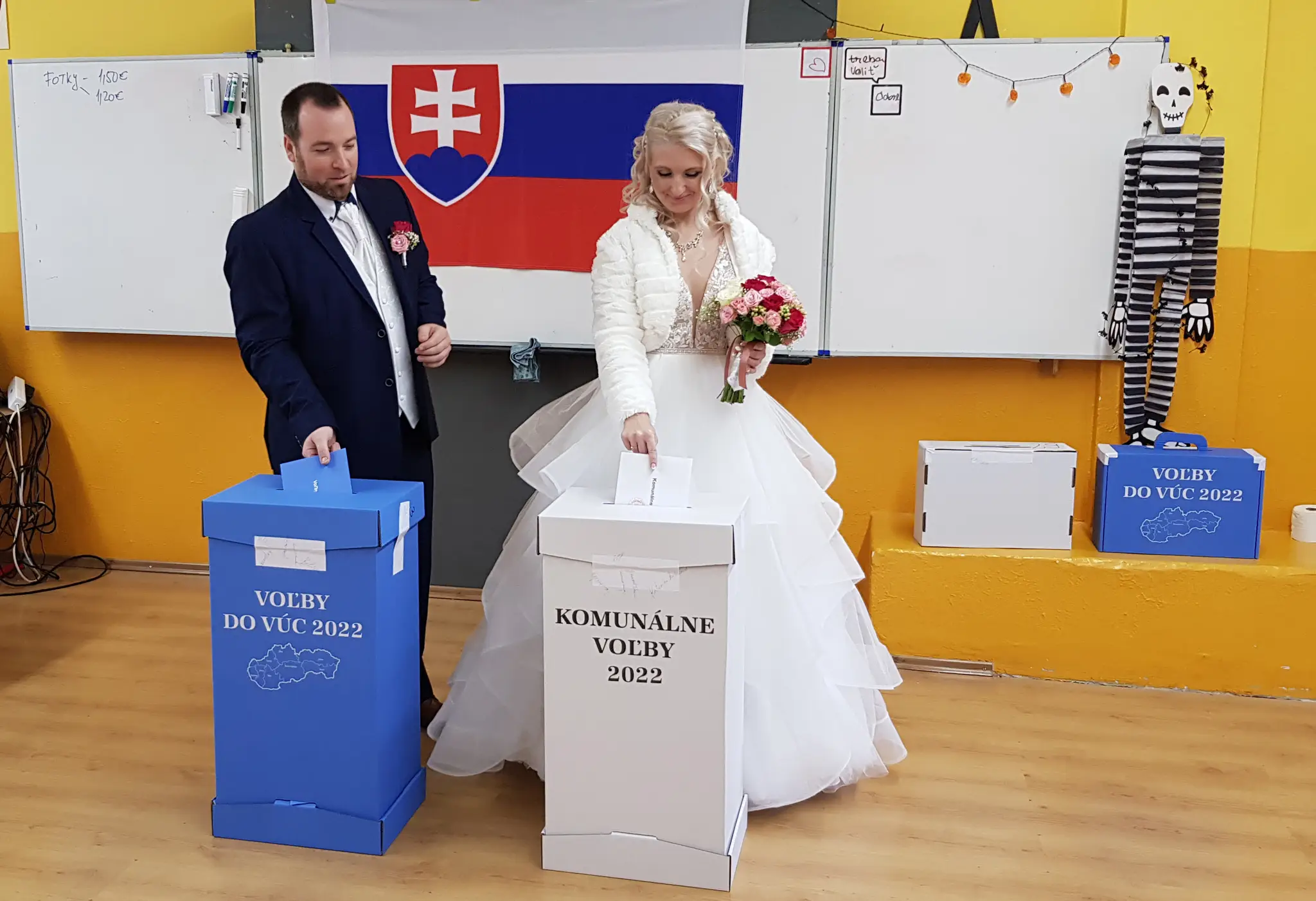 V Komárne odvolili aj mladomanželia.