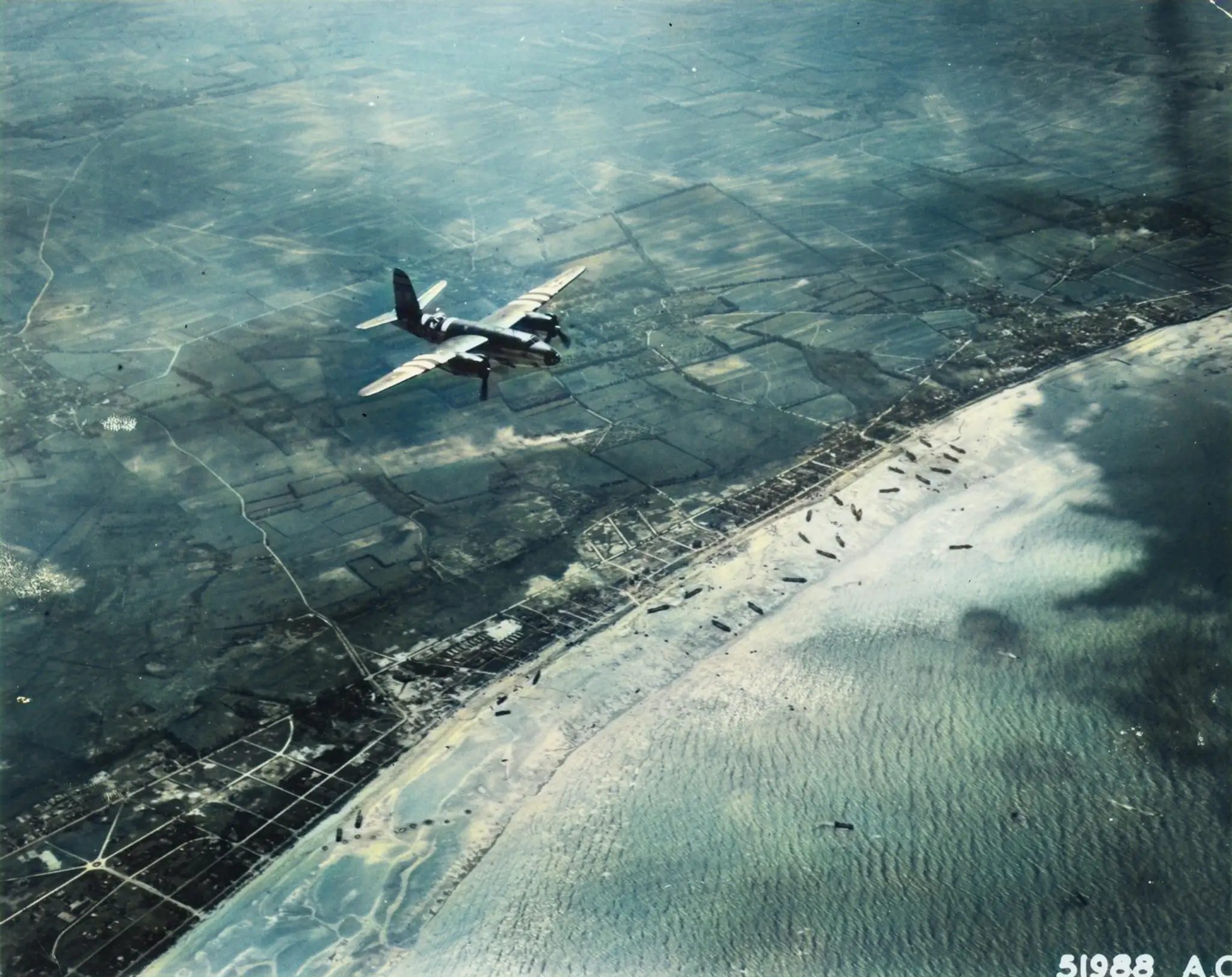 Bombardér B-26 nad plážou v Normandii počas Dňa-D