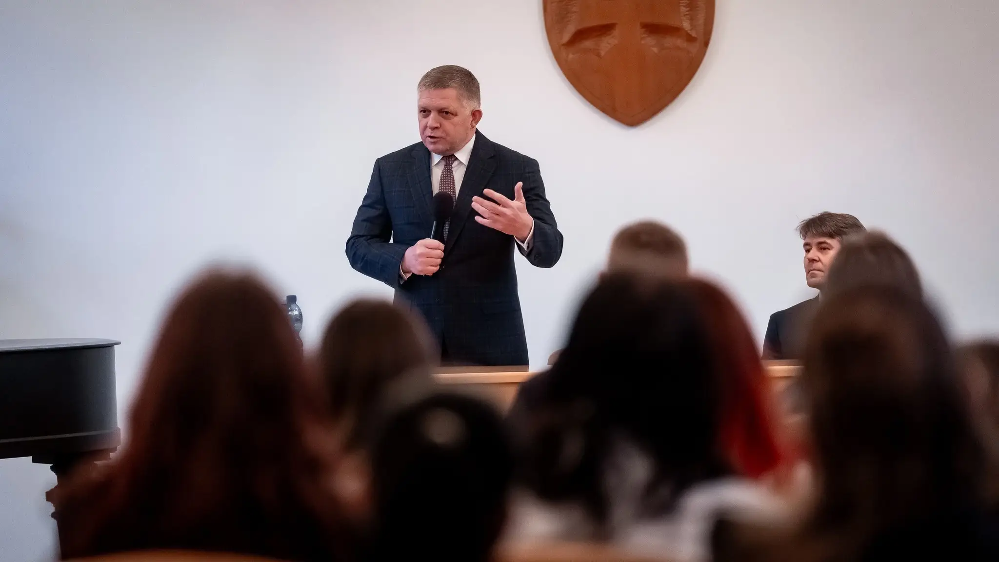 Premiér počas diskusie so študentmi v Modre. 