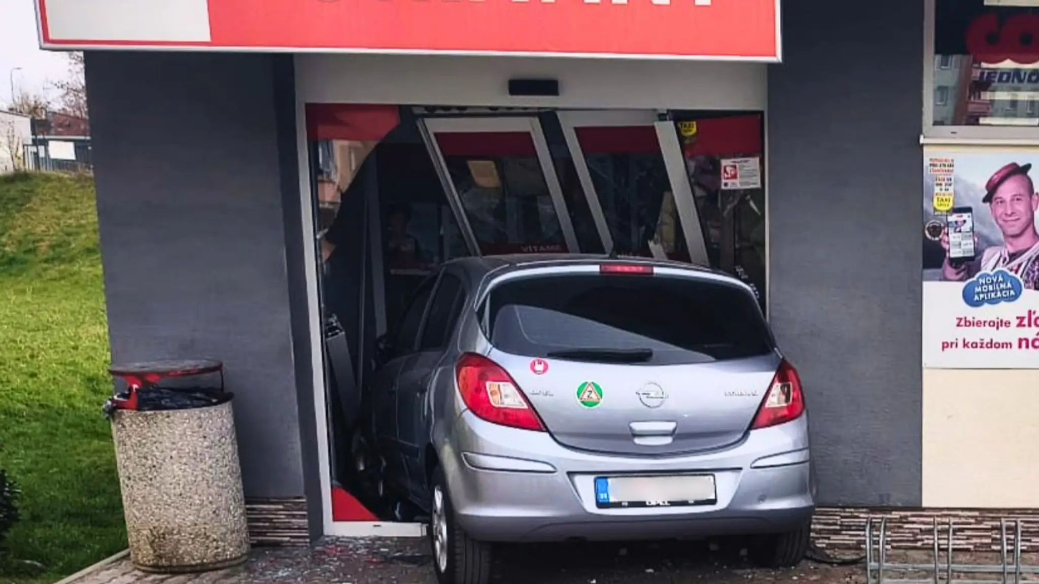 Autom skončila v obchode. 
