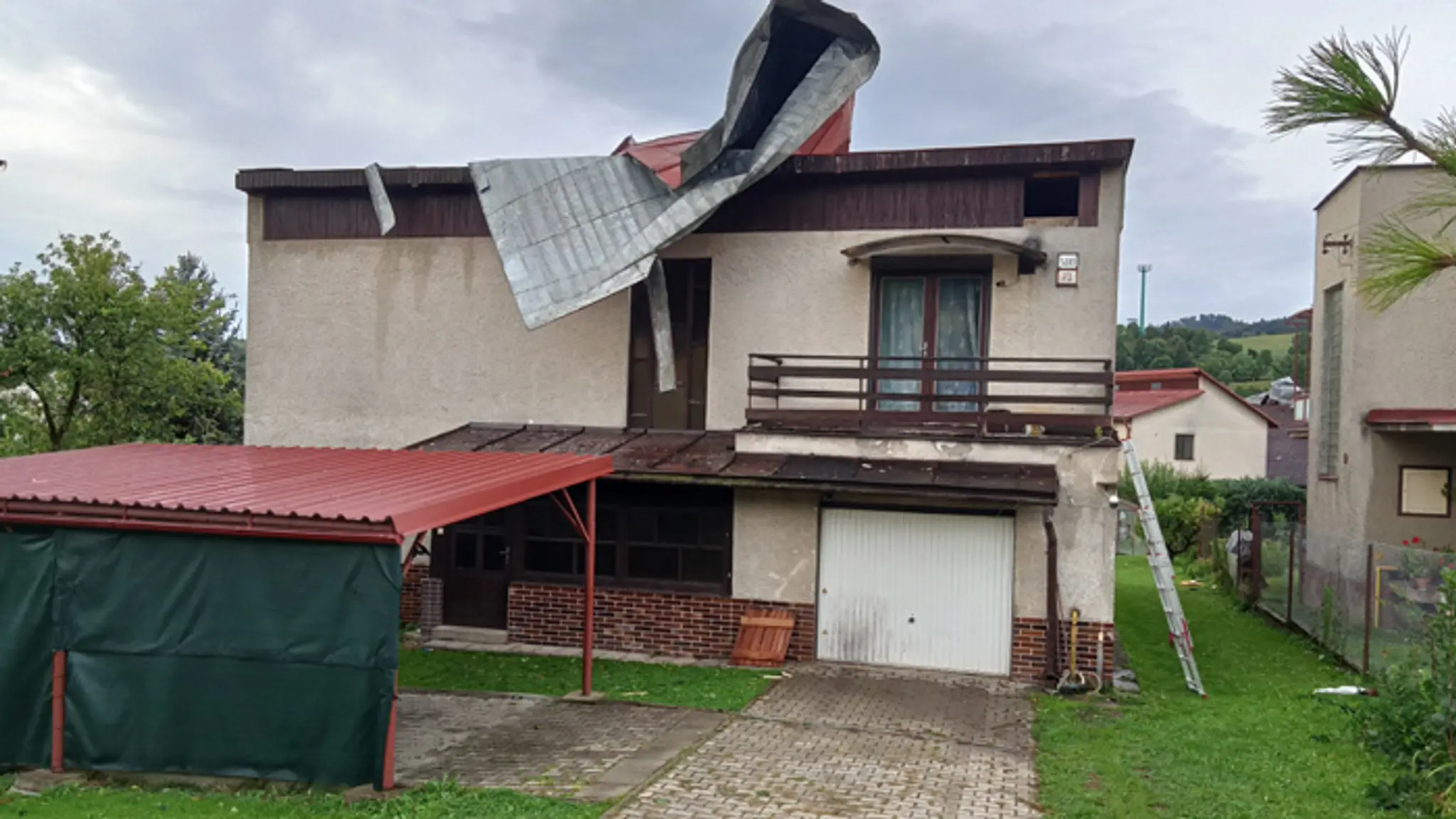 Strhnuta strecha na rodinnom dome v Banskej Bystrici.