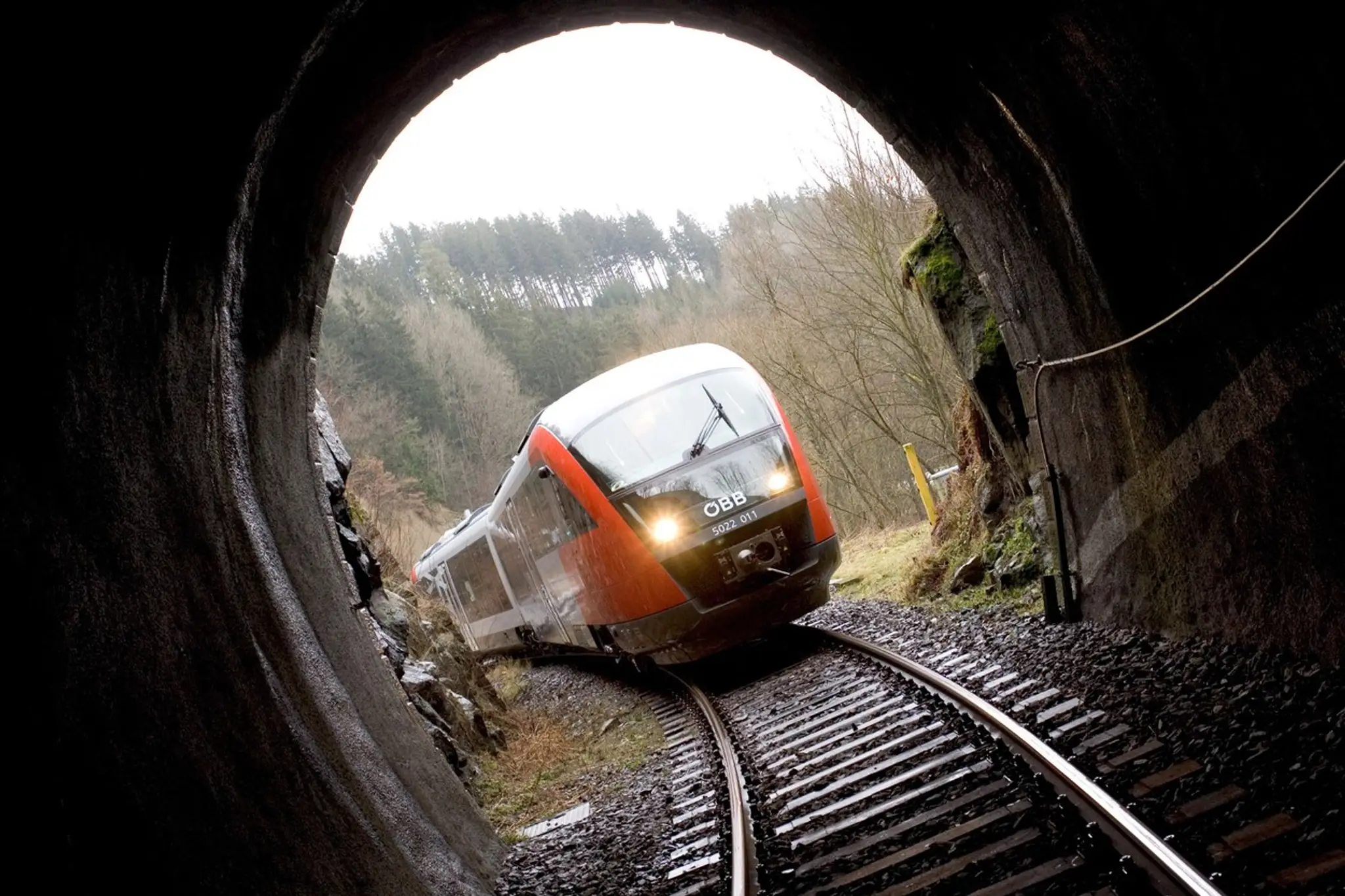 Vlak vchádza do tunelu.