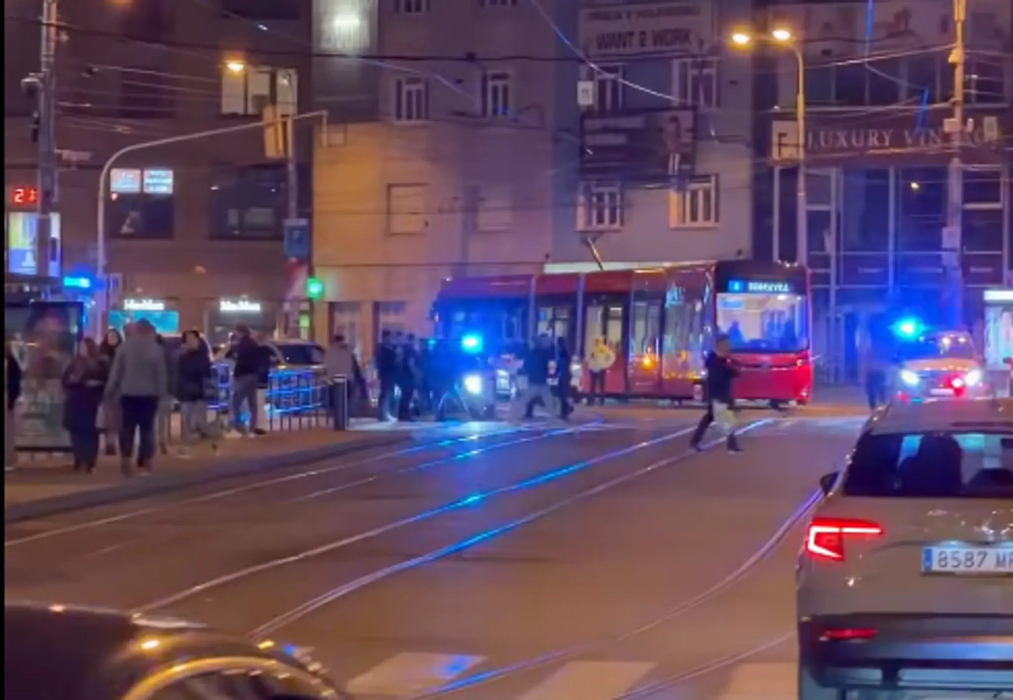 Dráma v centre Bratislavy. Unikajúce auto demolovalo všetko, čo mu prišlo do cesty.