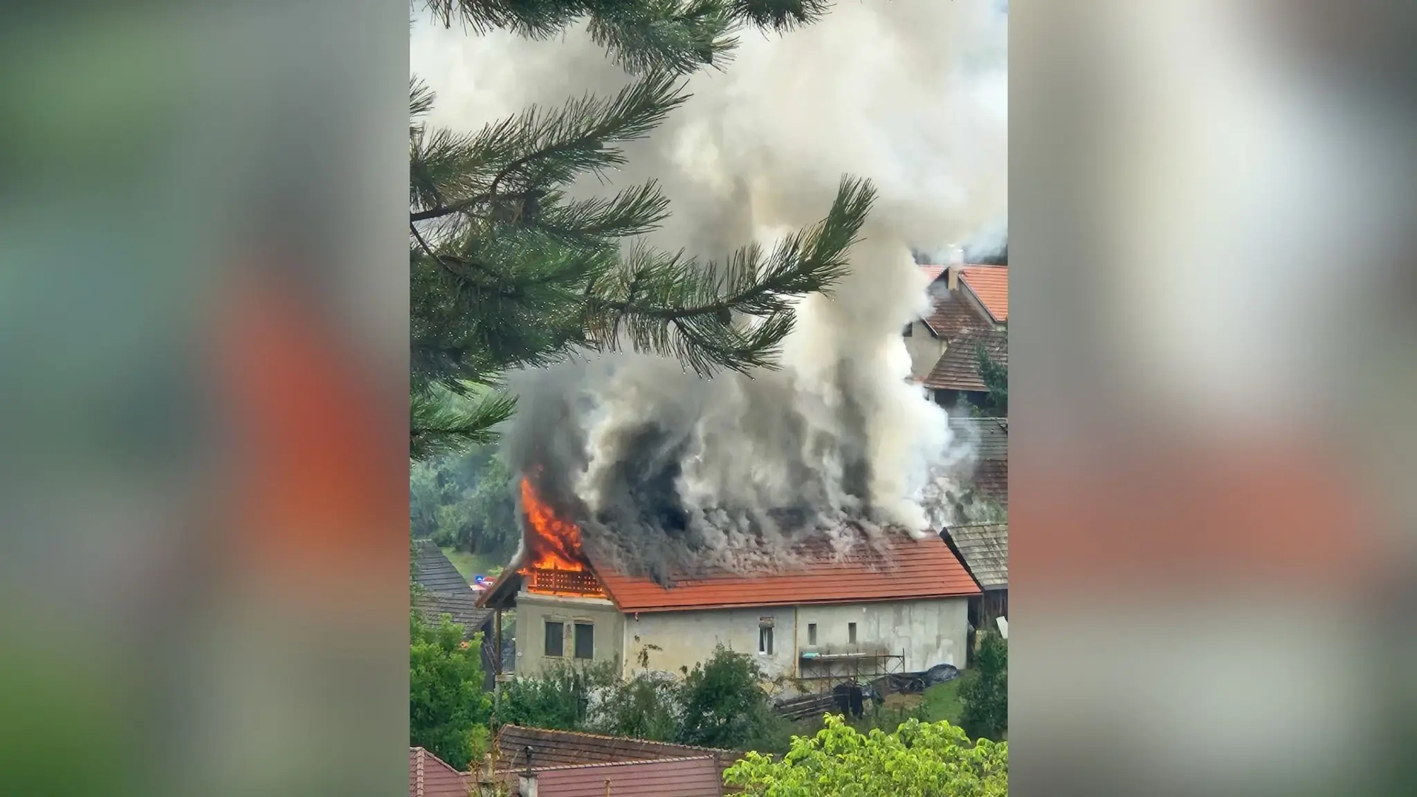 Rodinný dom na Liptove po zásahu bleskom.