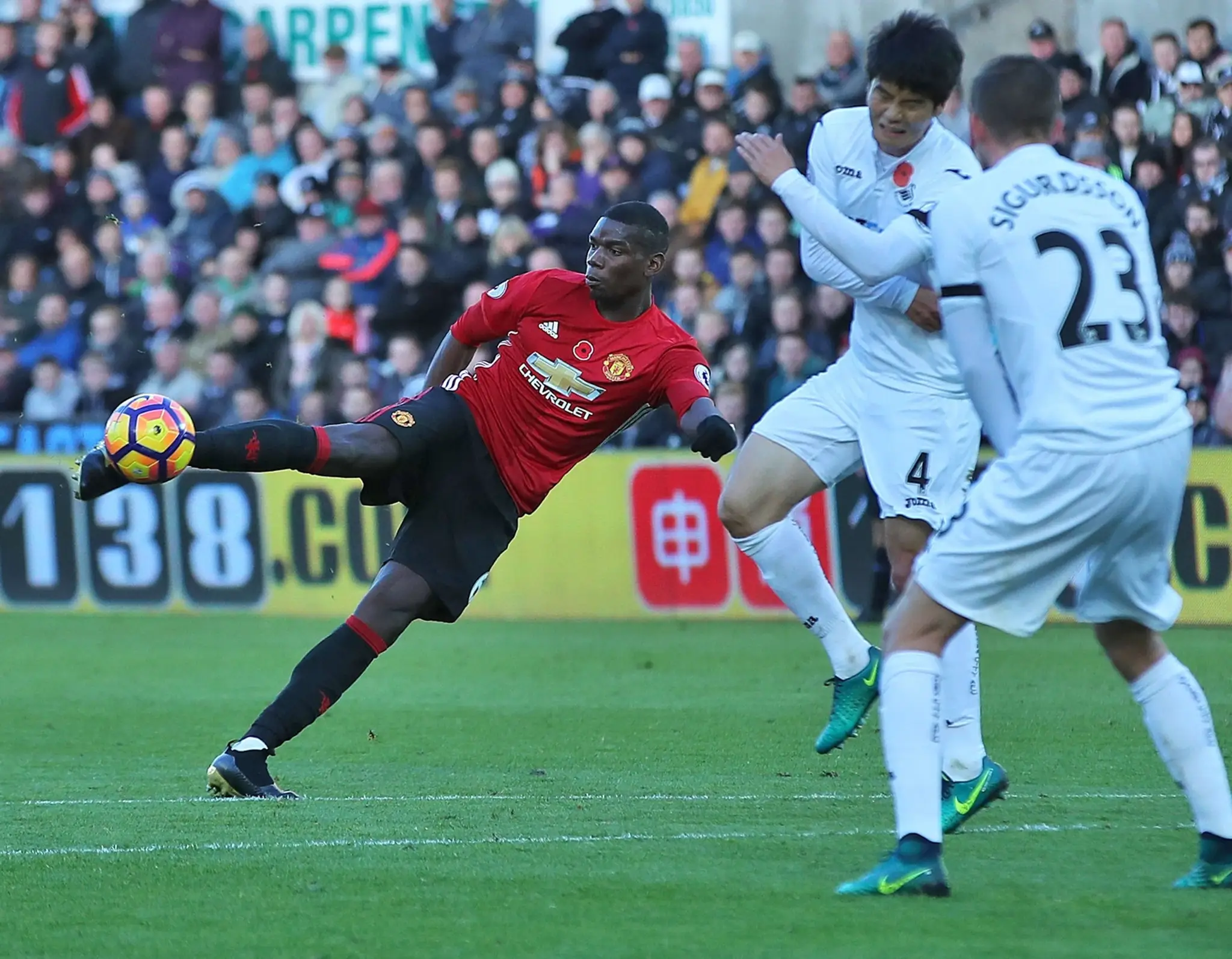 Paul Pogba strieľa gól v zápase 11. kola anglickej futbalovej Premier League Swansea City - Manchester United.