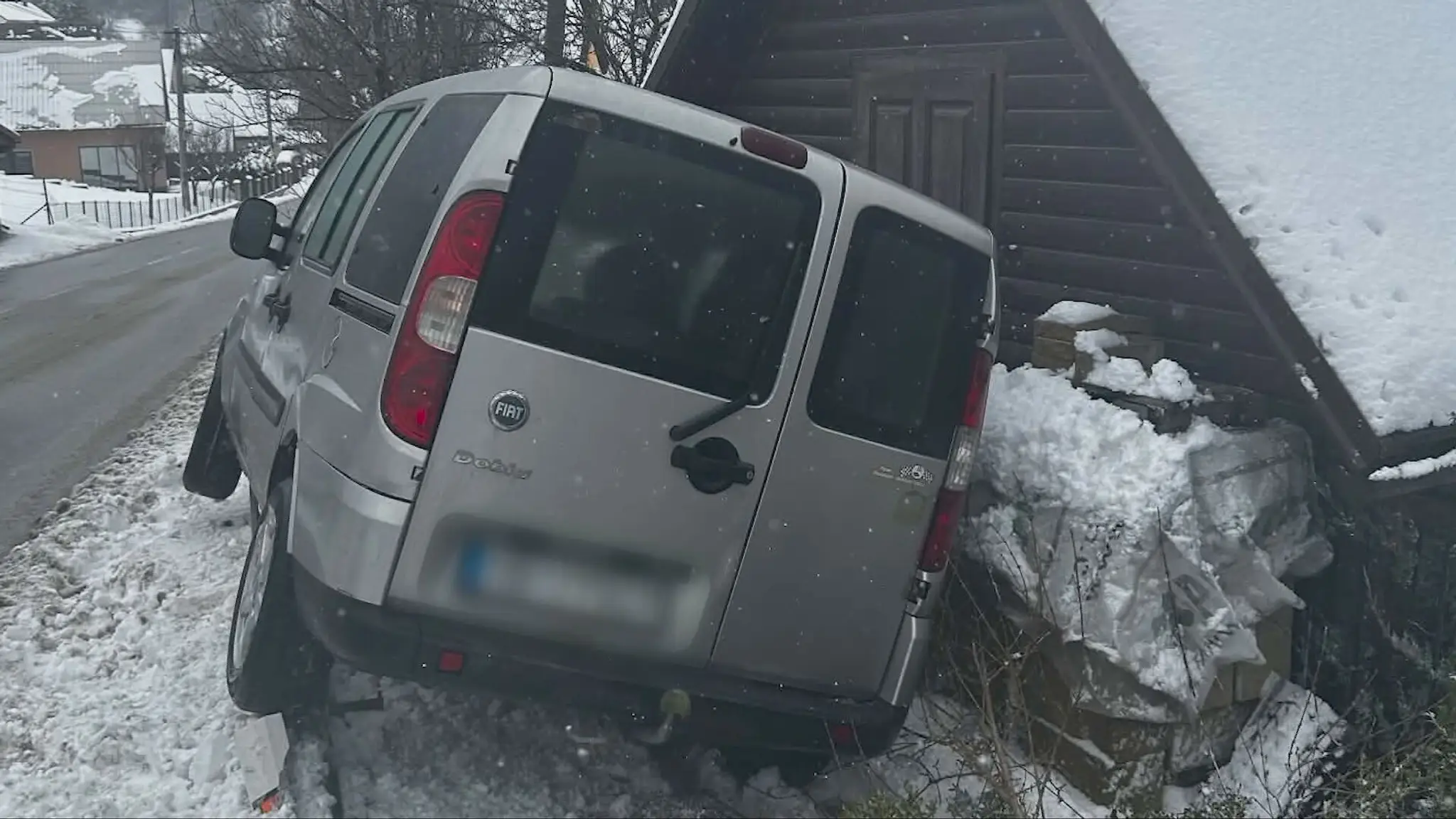 Auto vrazilo do záhradnej chatky