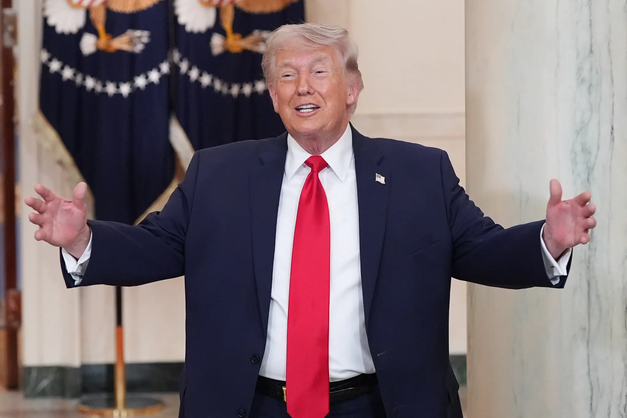 Na snímke americký prezident Donald Trump gestikuluje po svojom prvom prejave k národu.
