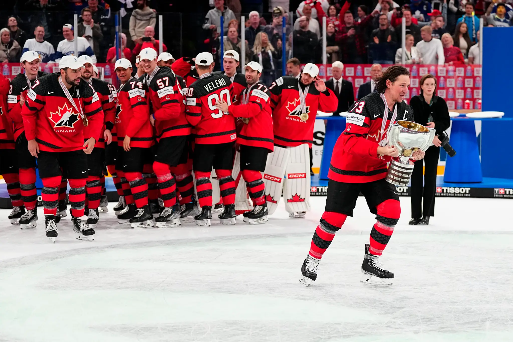 Kanadský kapitán Tyler Toffoli s trofejou pre majstra sveta.