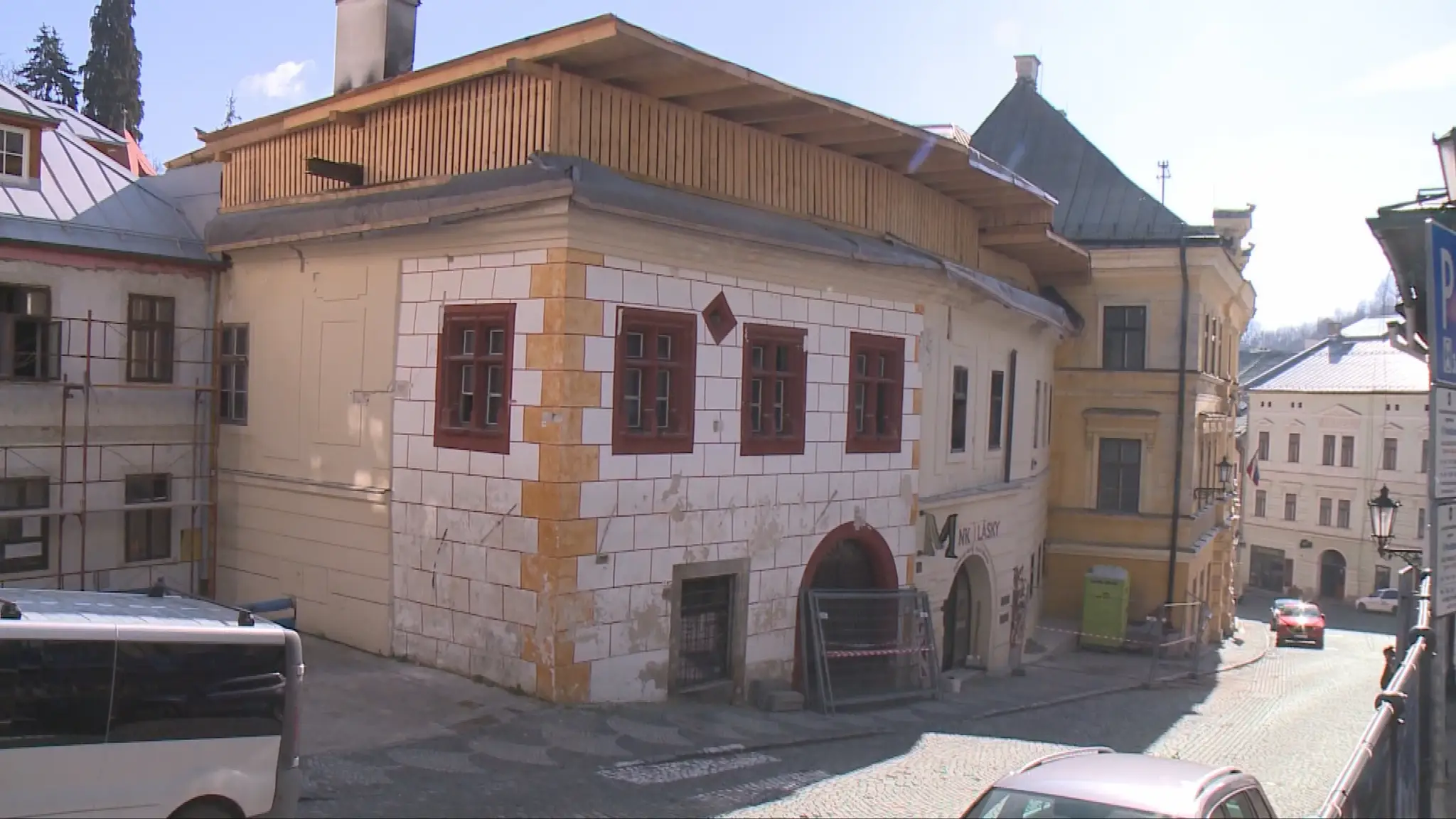 Jedna z budov, ktorú pred rokom zachvátil požiar.