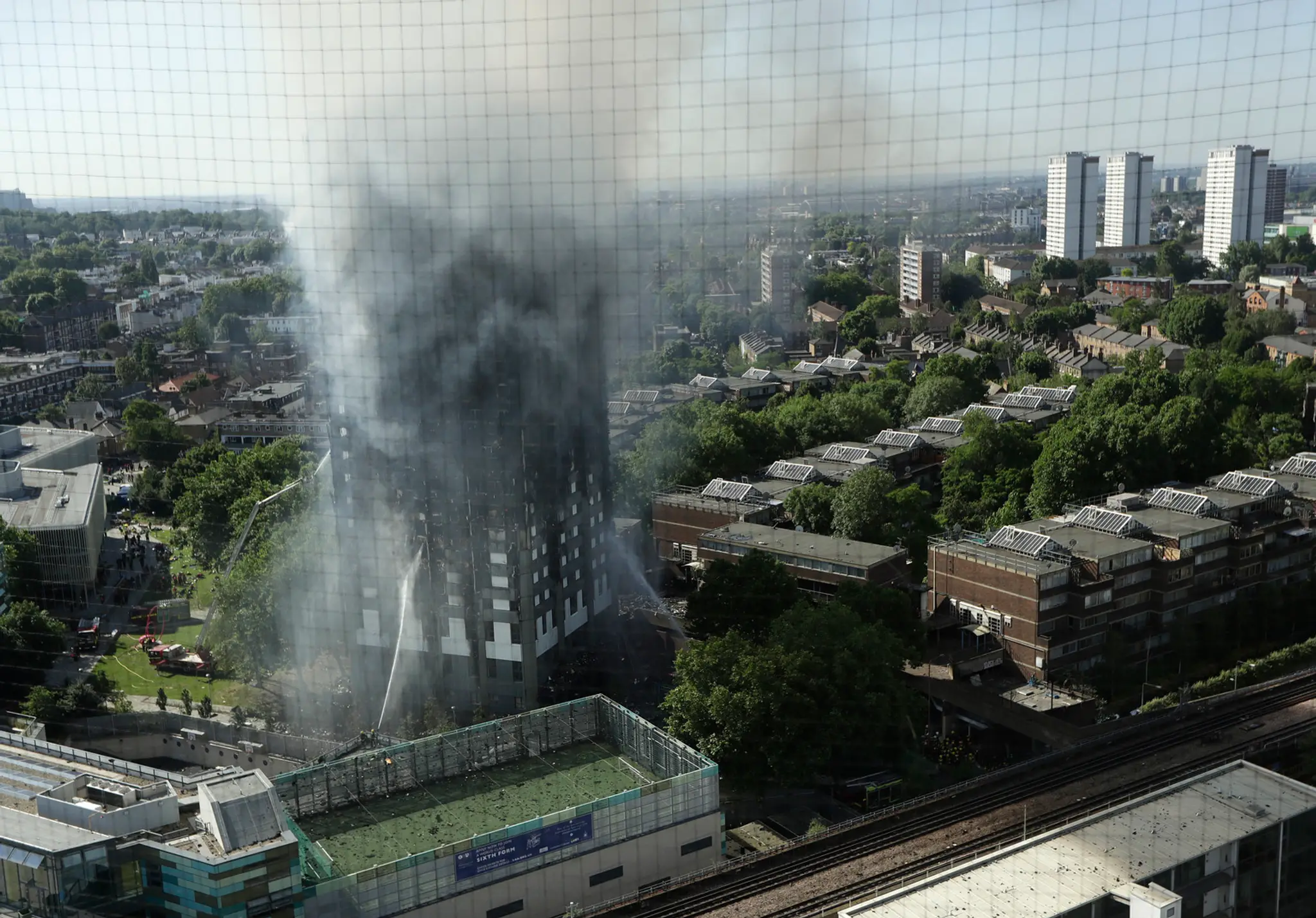 Tlejúca zvyšky Grenfell Tower.