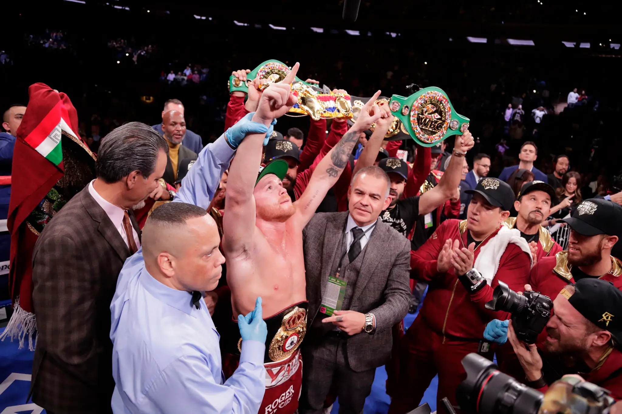 Canelo Alvarez oslavuje víťazstvo nad dovtedajším šampiónom WBA v superstrednej váhe Rockym Fieldingom.