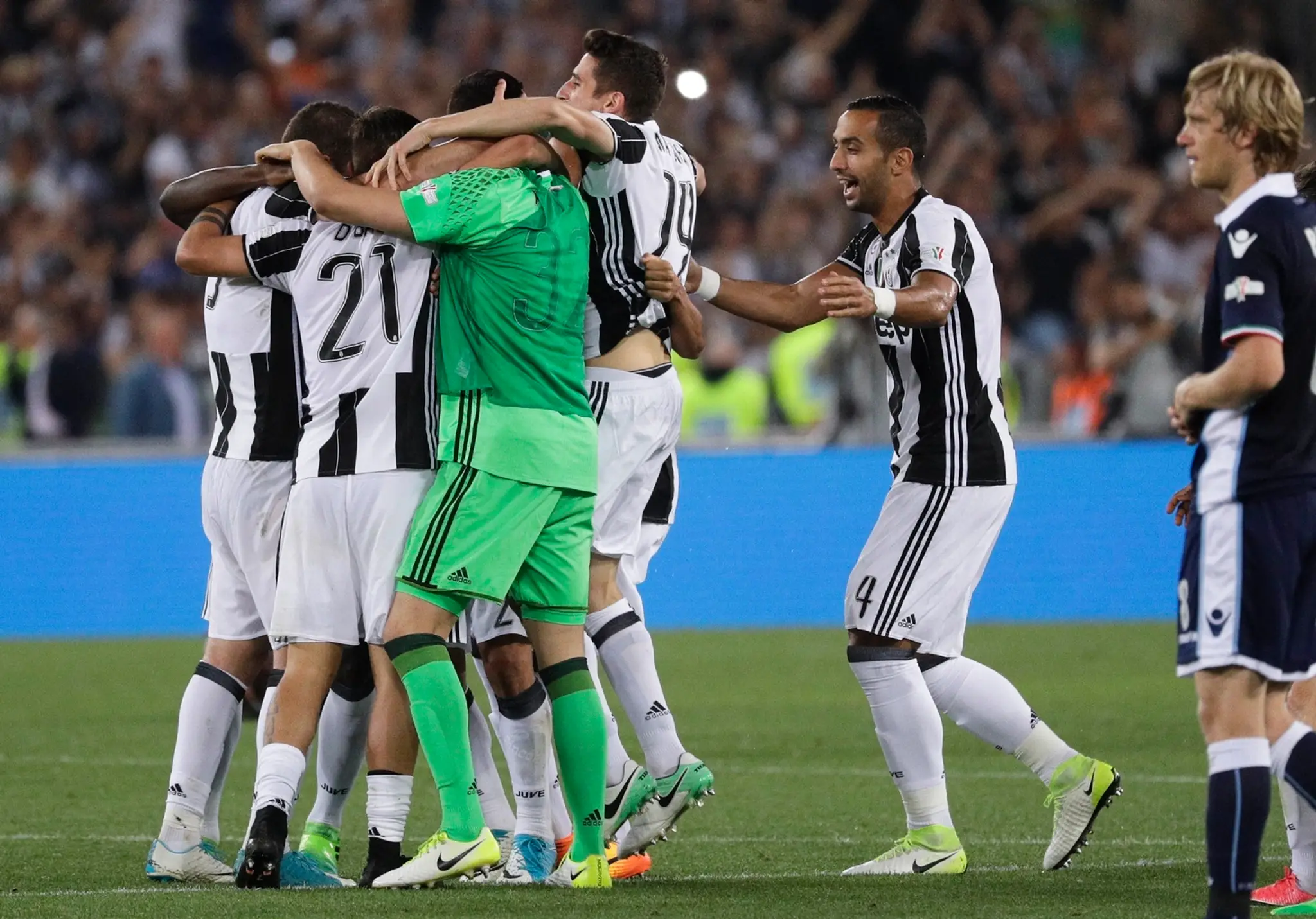 Hráči Juventusu sa zešia z triumfu vo finále Talianskeho pohára proti Laziu Rím.