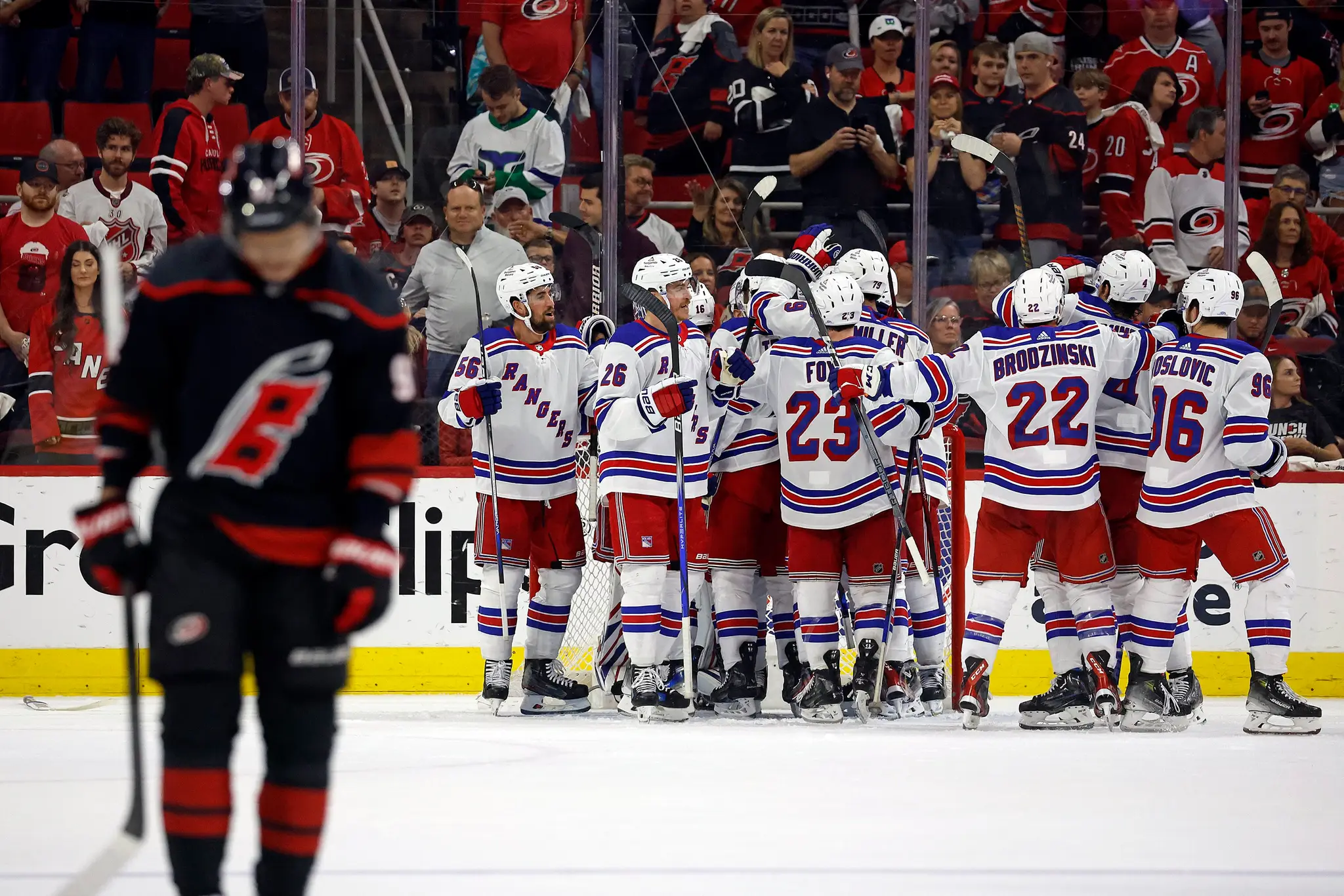 Hráči NY Rangers oslavujú gól proti Caroline.