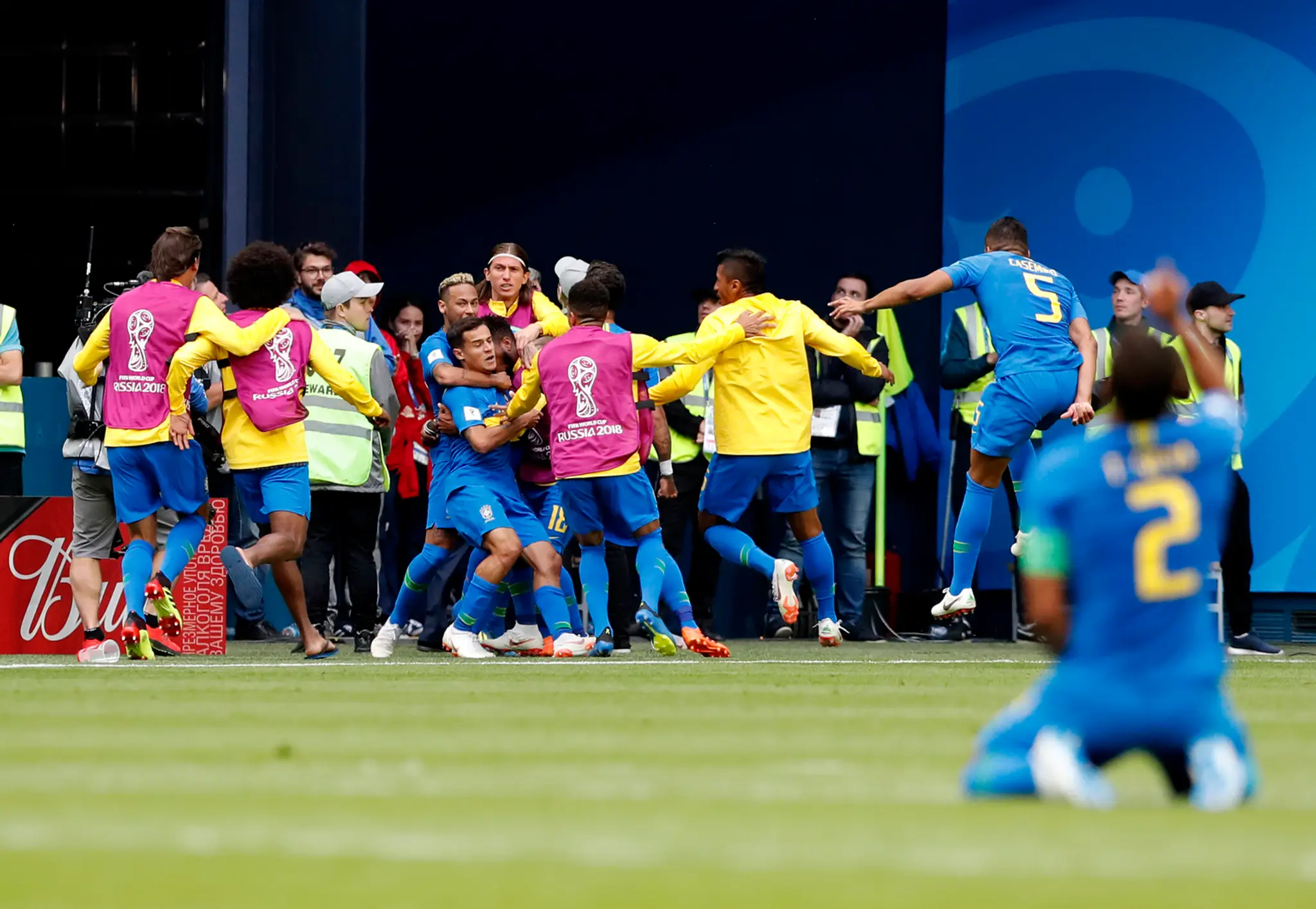 Nadšení Brazílčania po góle v zápase MS 2018 proti Kostarike.