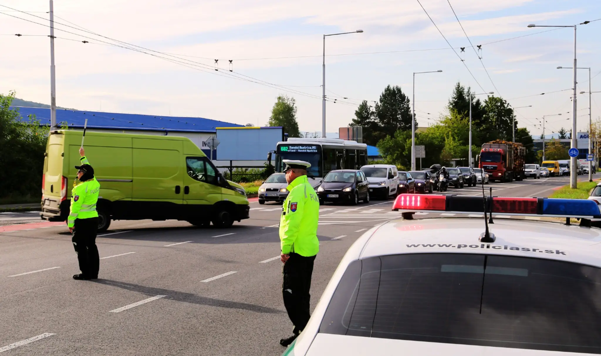 Polícia usmerňuje dopravu smerom na Banskú Bystricu.
