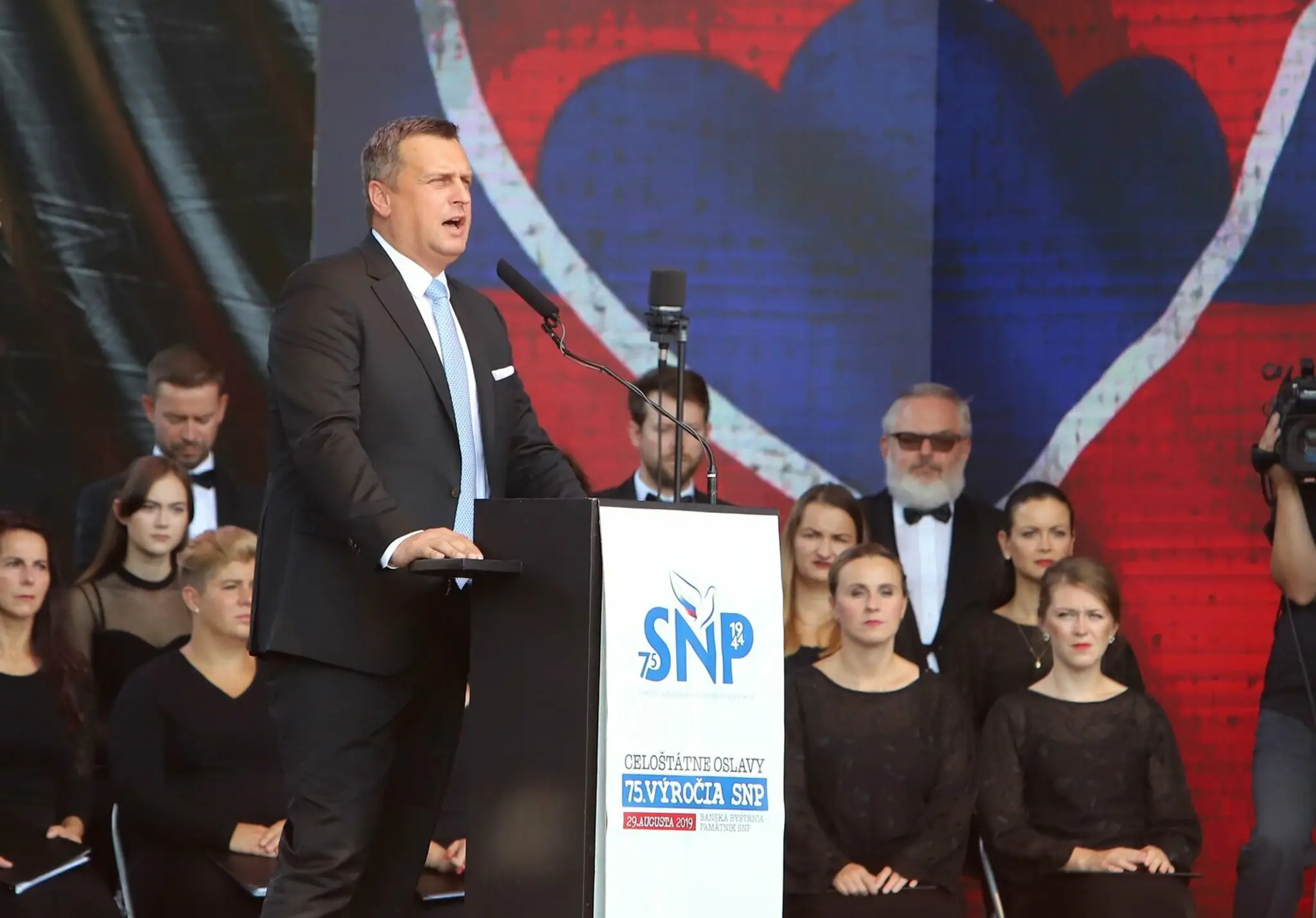 Vojenská prehliadka počas centrálnych osláv 75. výročia SNP.