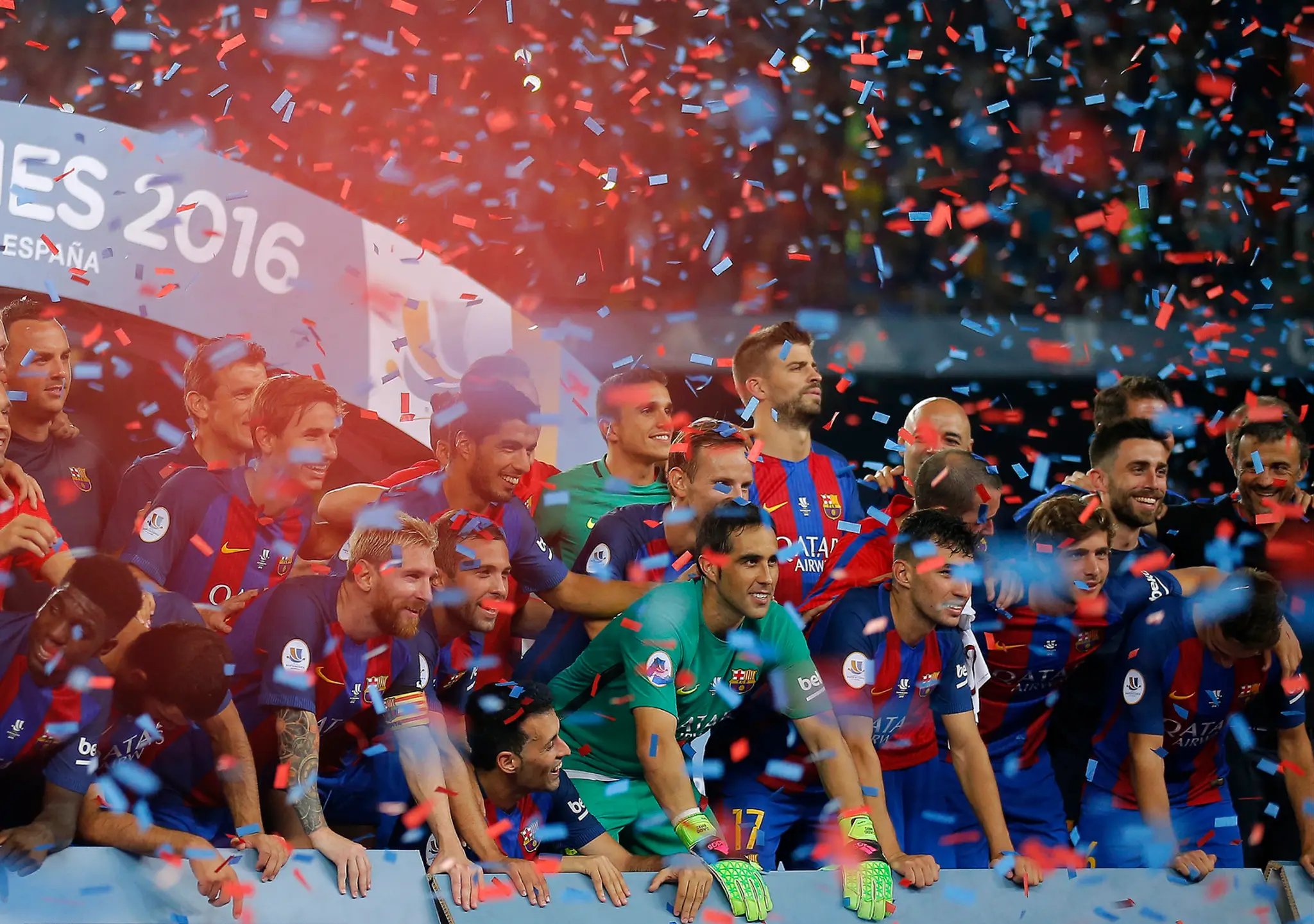 Hráči FC Barcelona oslavujú zisk španielskeho superpohára.