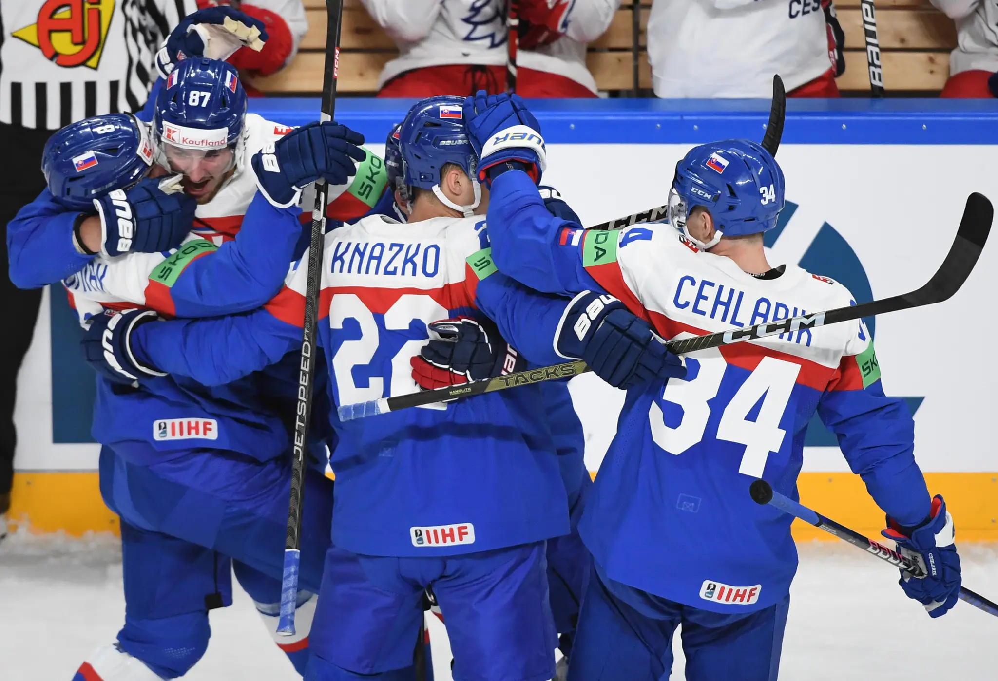 Na snímke slovenskí hokejisti sprava Peter Cehlárik,  Samuel Kňažko, Pavol Regenda a Martin Chromiak sa tešia po strelení úvodného gólu v presilovke.