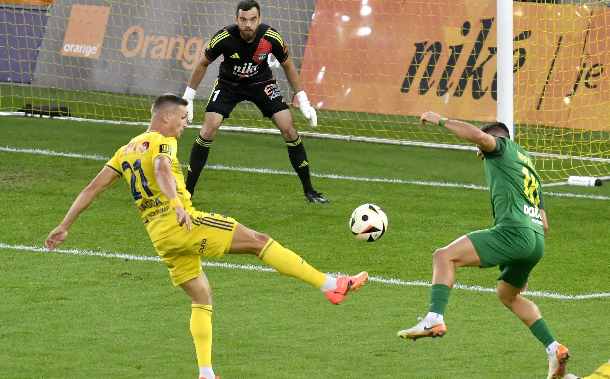 Zľava Daniel Magda a brankár Dávid Šipoš (Košice) a Adrián Kaprálik (Žilina) v 8. kole Niké ligy.