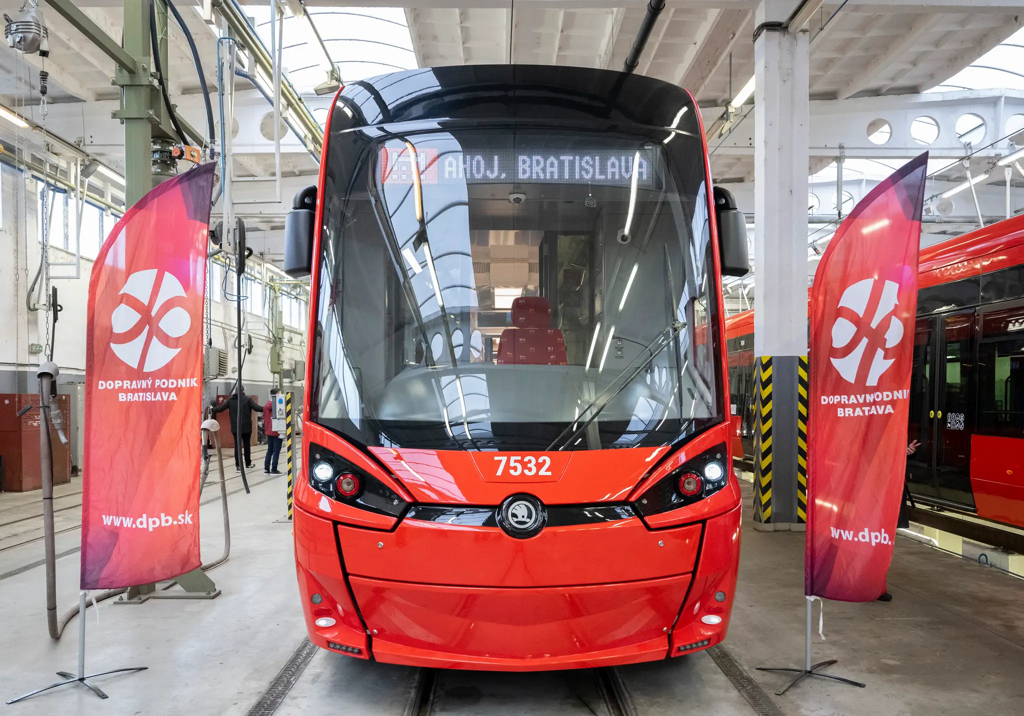 Nové obojsmerné električky v Bratislave.