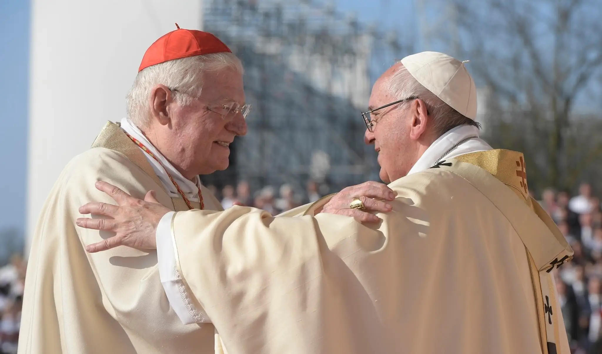 Kardinál Angelo Scola a pápež František na archívnej snímke z roku 2017.