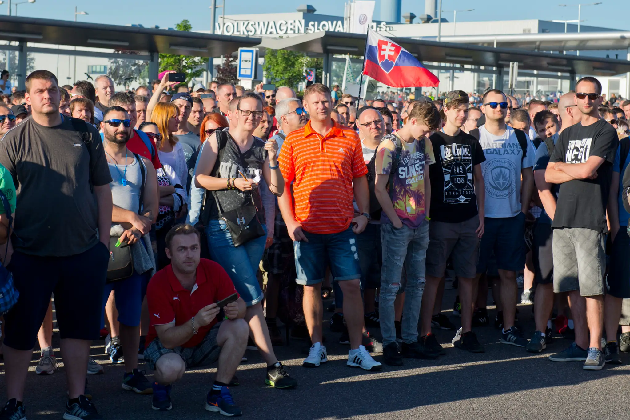 Na snímke štrajkujúci pracovníci automobilky Volkswagen Slovakia