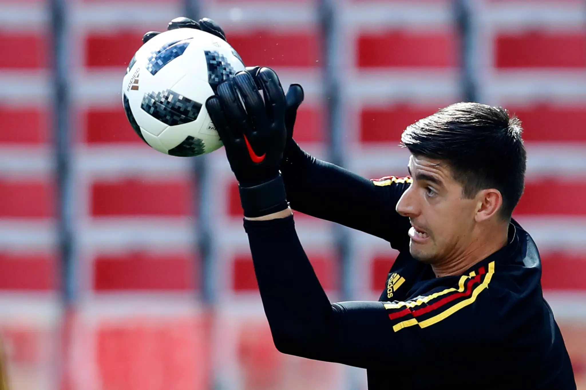 Belgický brankár Thibaut Courtois sa rozcvičuje pred stretnutím s Tuniskom na MS 2018.