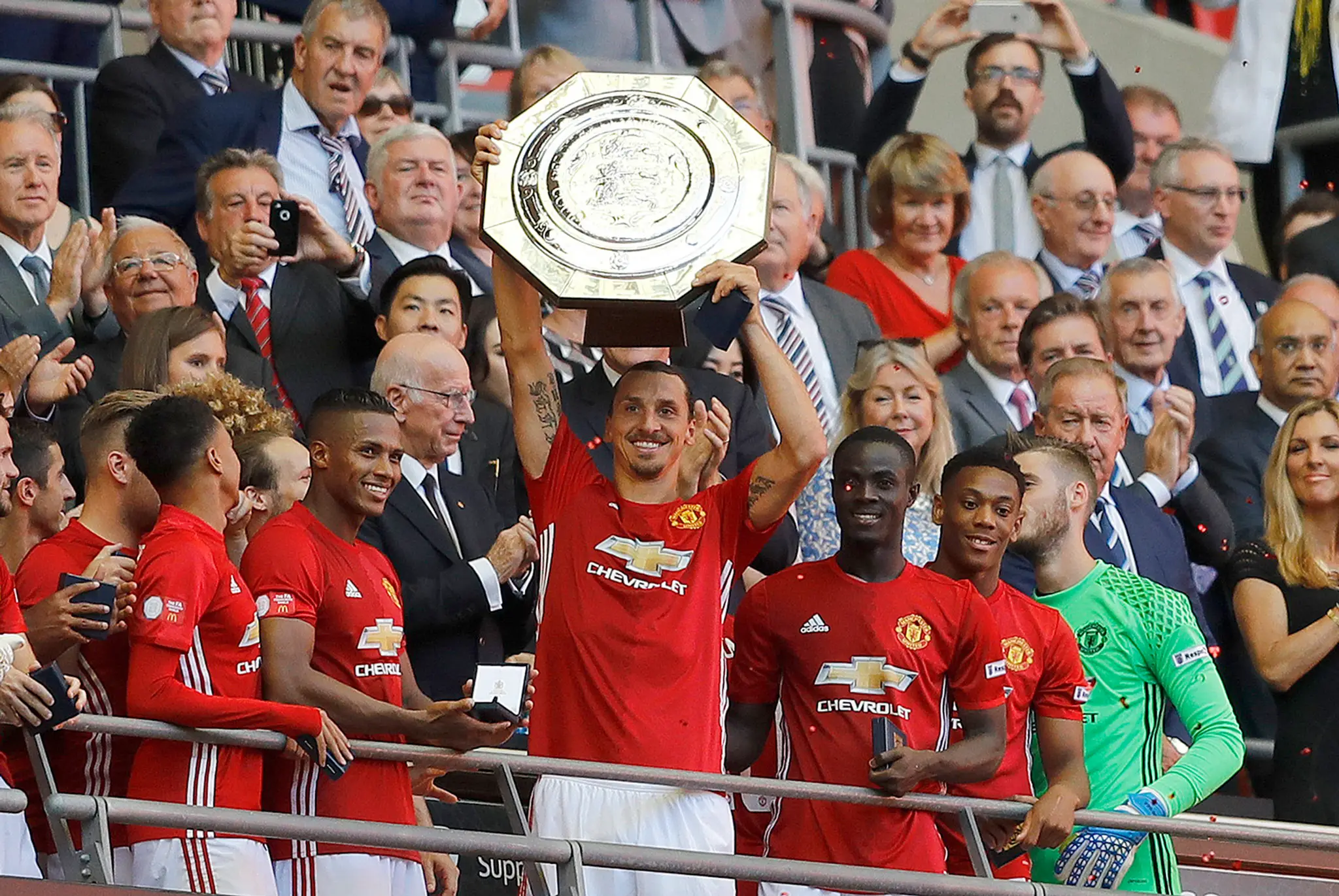 Zlatan Ibrahimovič zdvíha superpohár Community Shield po triumfe nad Leicesterom City.