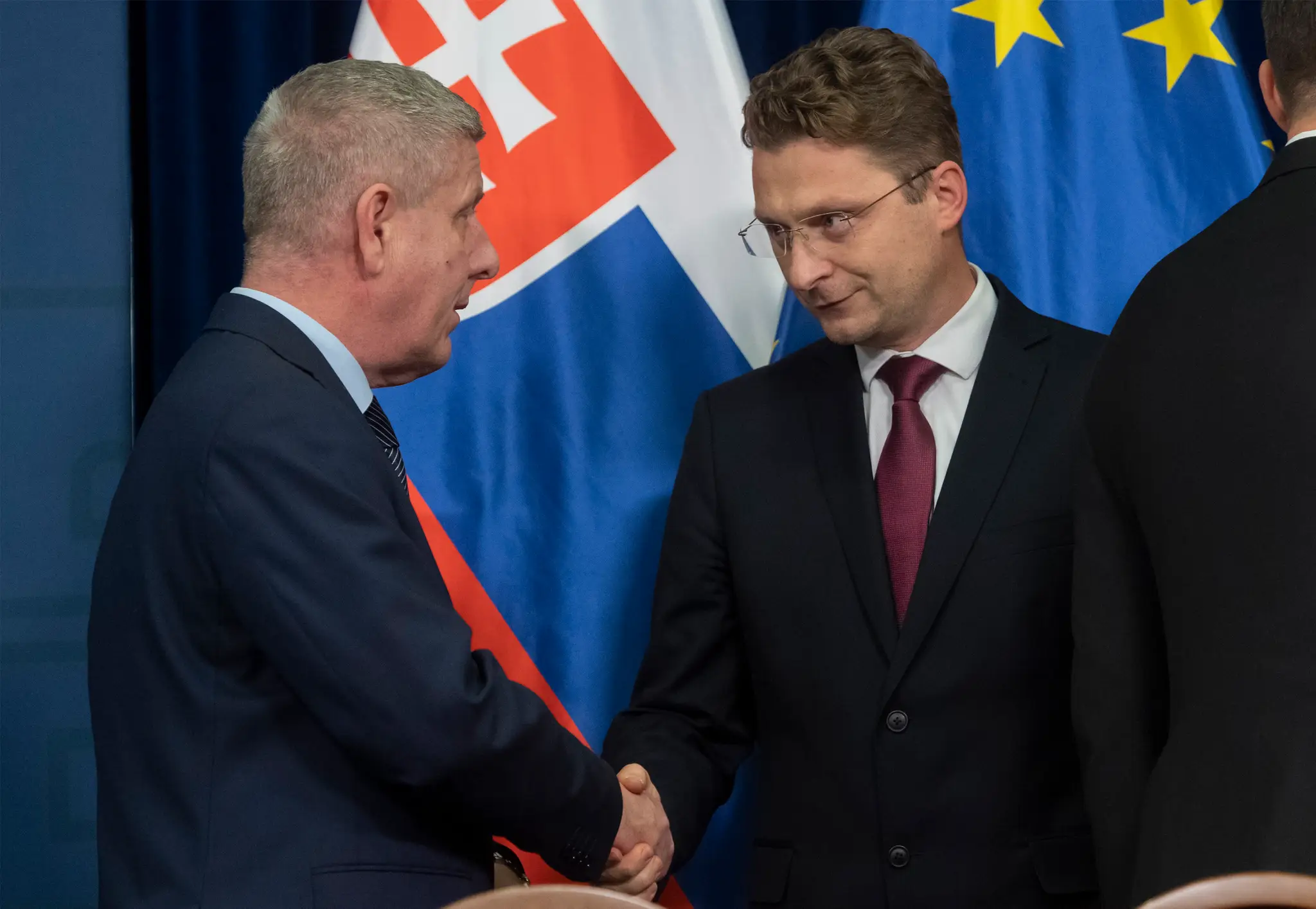 Minister zdravotníctva SR Vladimír Lengvarský (nominant OĽANO) a predseda Lekárskeho odborového združenia (LOZ) Peter Visolajský po podpise memoranda