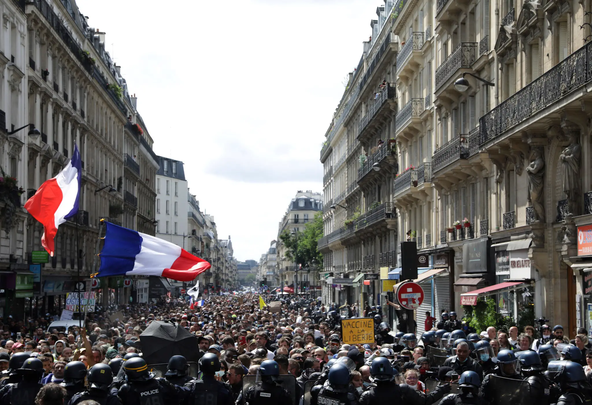 Demonštrácia proti COVID pasom v Paríži.