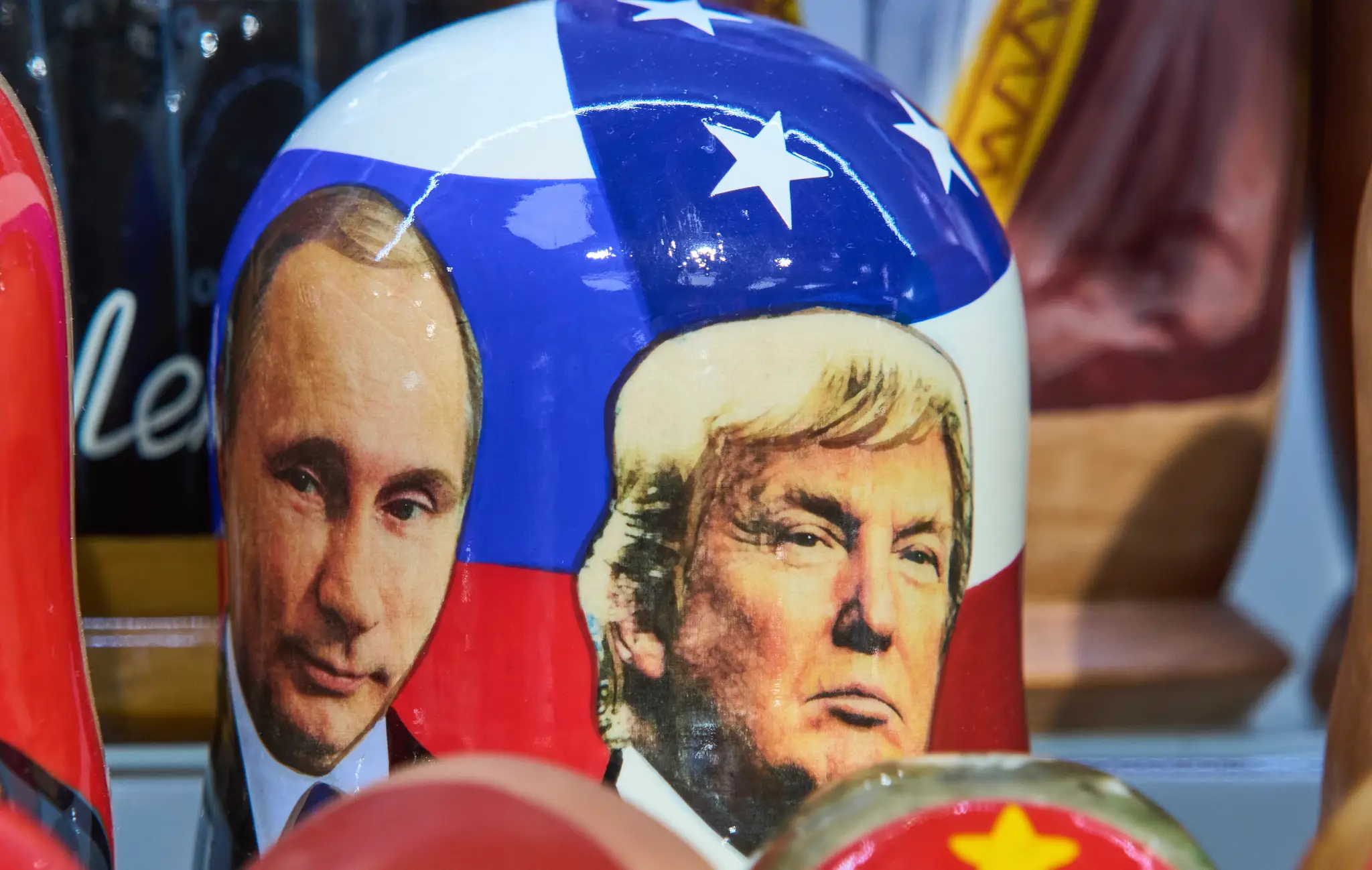 Matriošky s podobizňou amerického prezidenta Donalda Trumpa a ruského prezidenta Vladimira Putina ponúkajú na predaj v predajni suvenírov v Petrohrade.