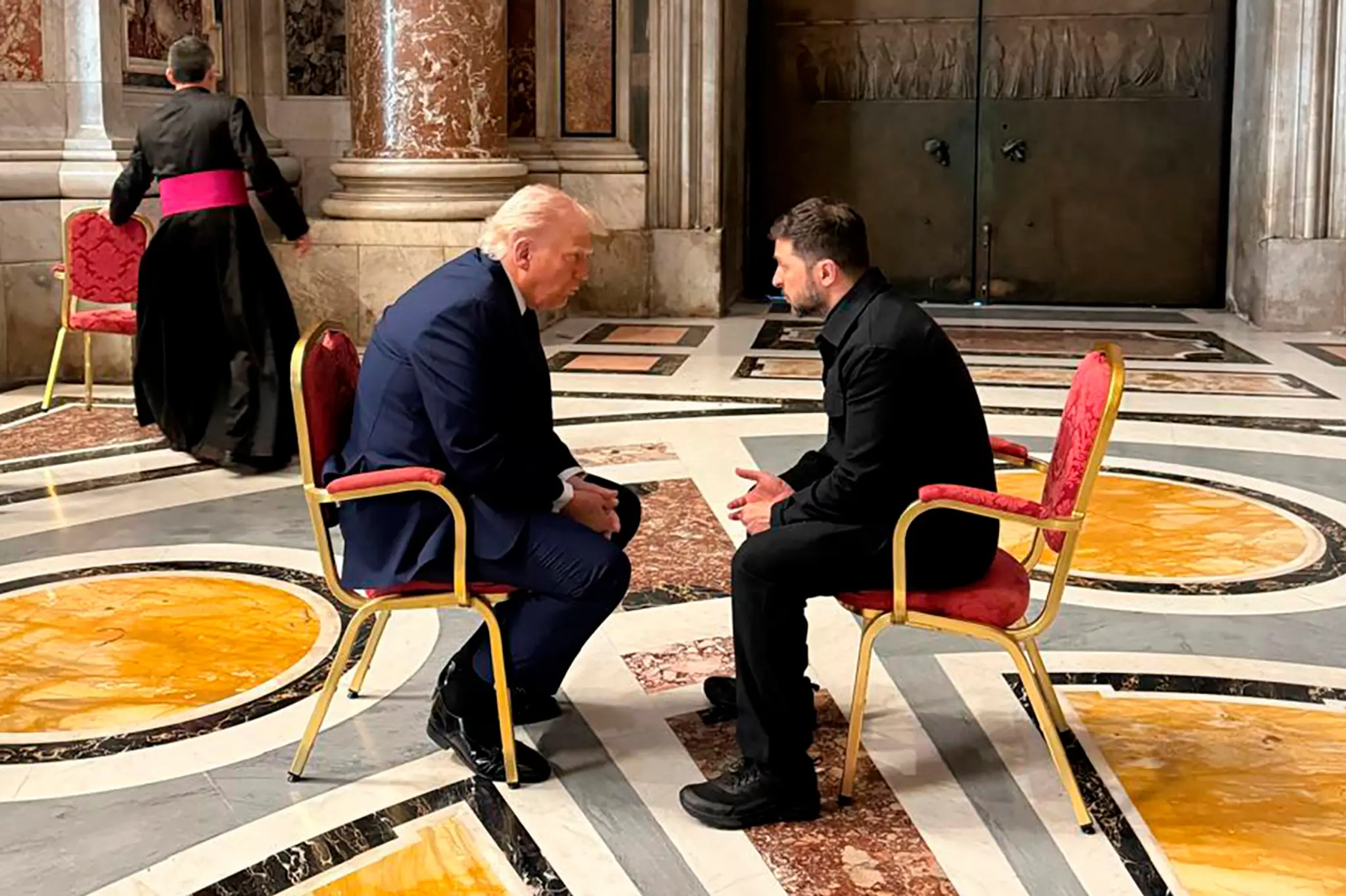 Donald Trump a Volodymyr Zelenskyj sa stretli na pohrebe pápeža