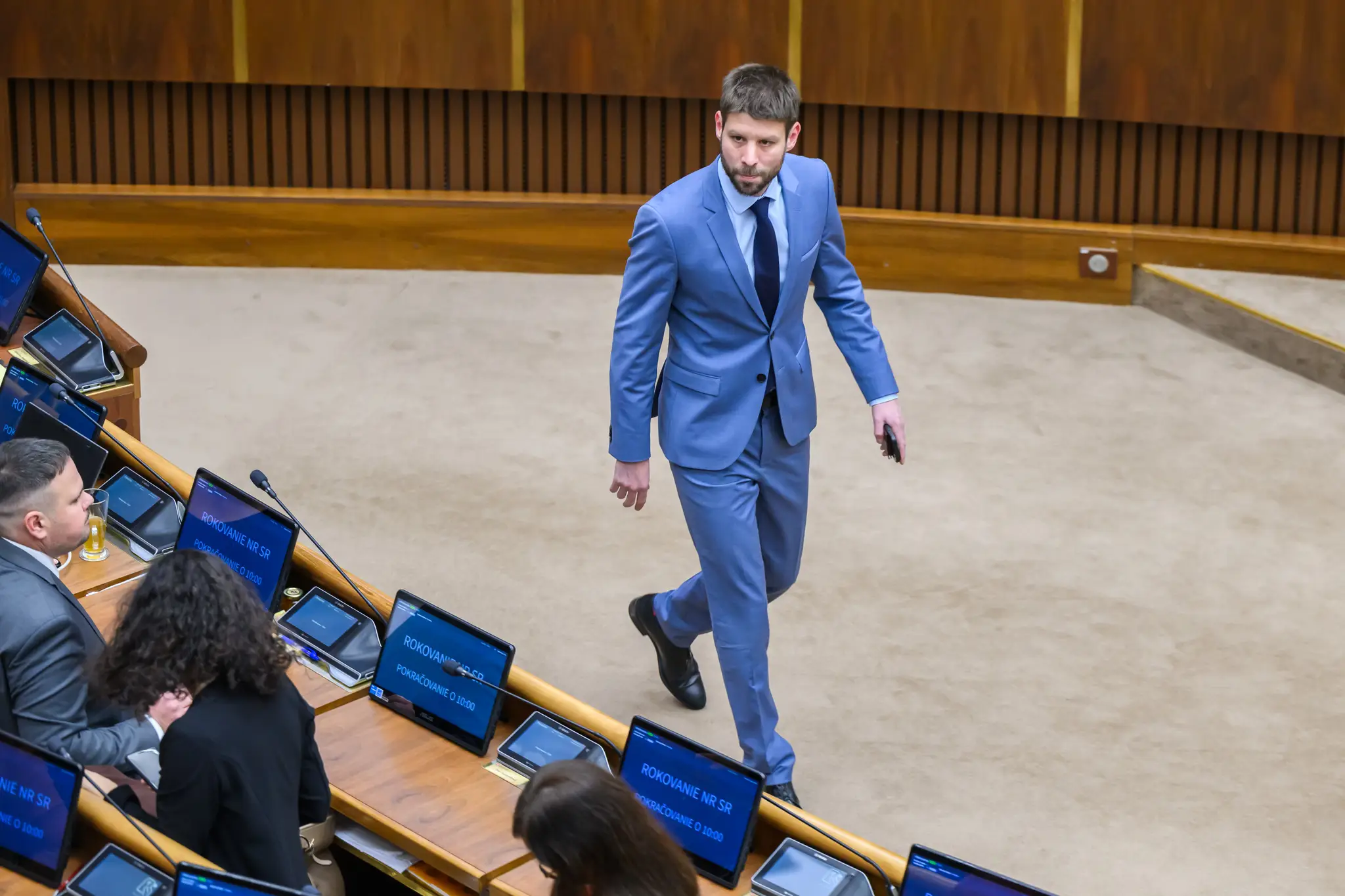 Poslanec NRSR Michal Šimečka (Progresívne Slovensko) počas schôdze k odvolávaniu vlády premiéra.